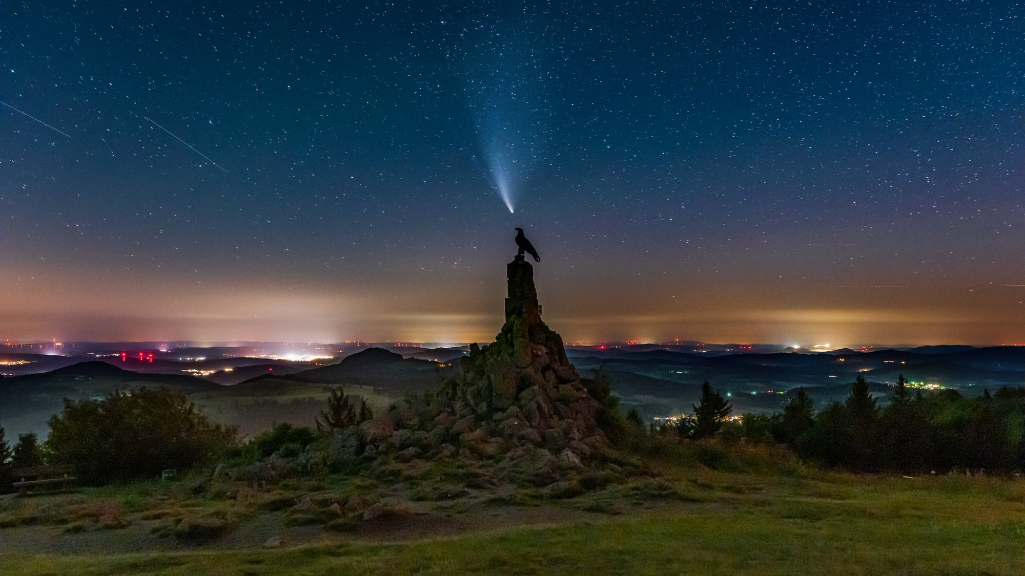 Komet Neowise über dem Fliegerdenkmal der Wasserkuppe