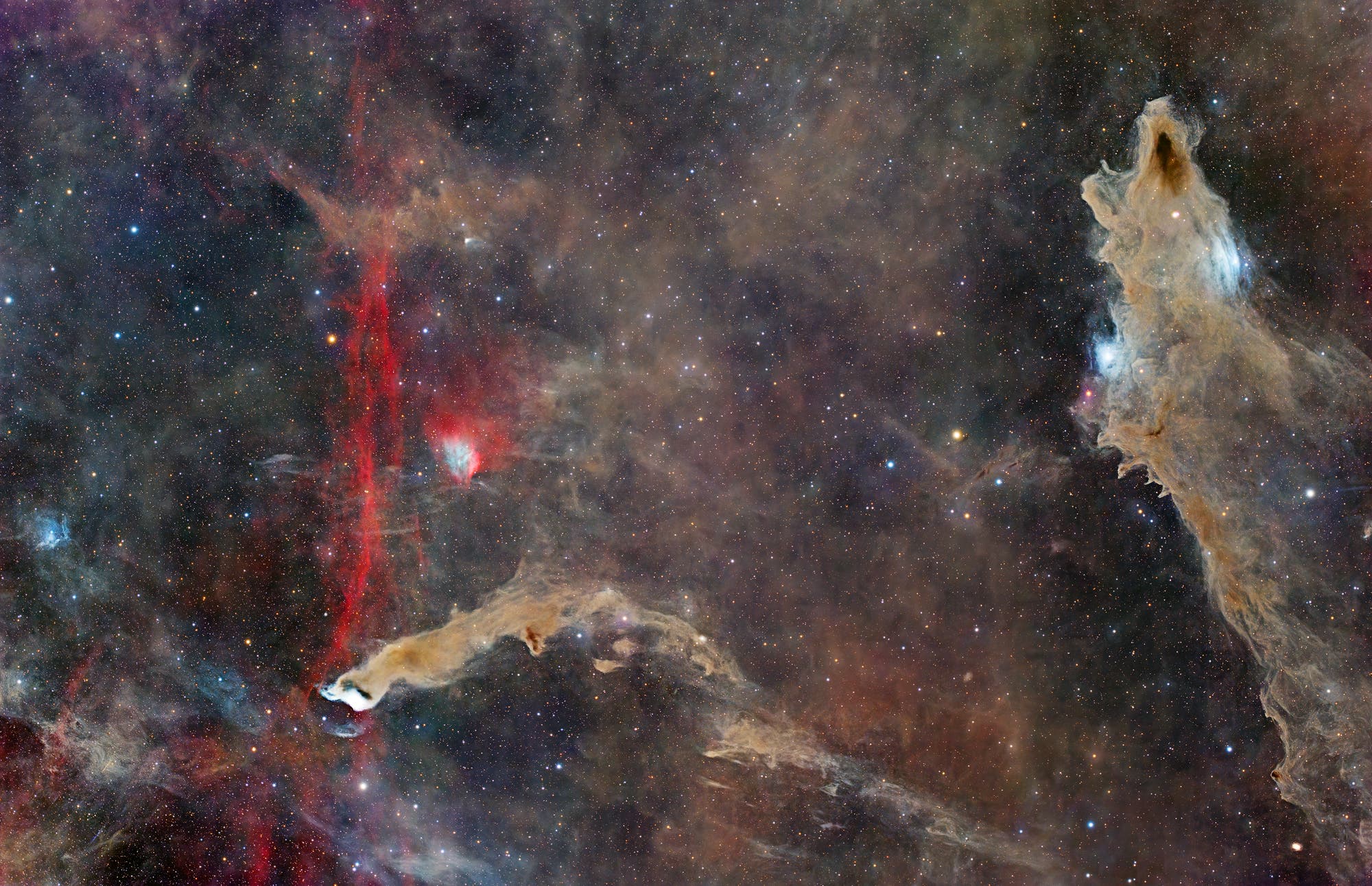 Dunkelwolken und galaktischer Zirrus im Kepheus-Flare-Komplex