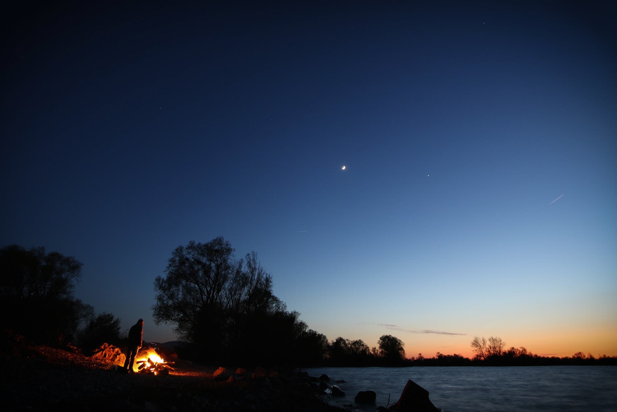 Sonnenuntergang mit Mond und Venus am 22. April