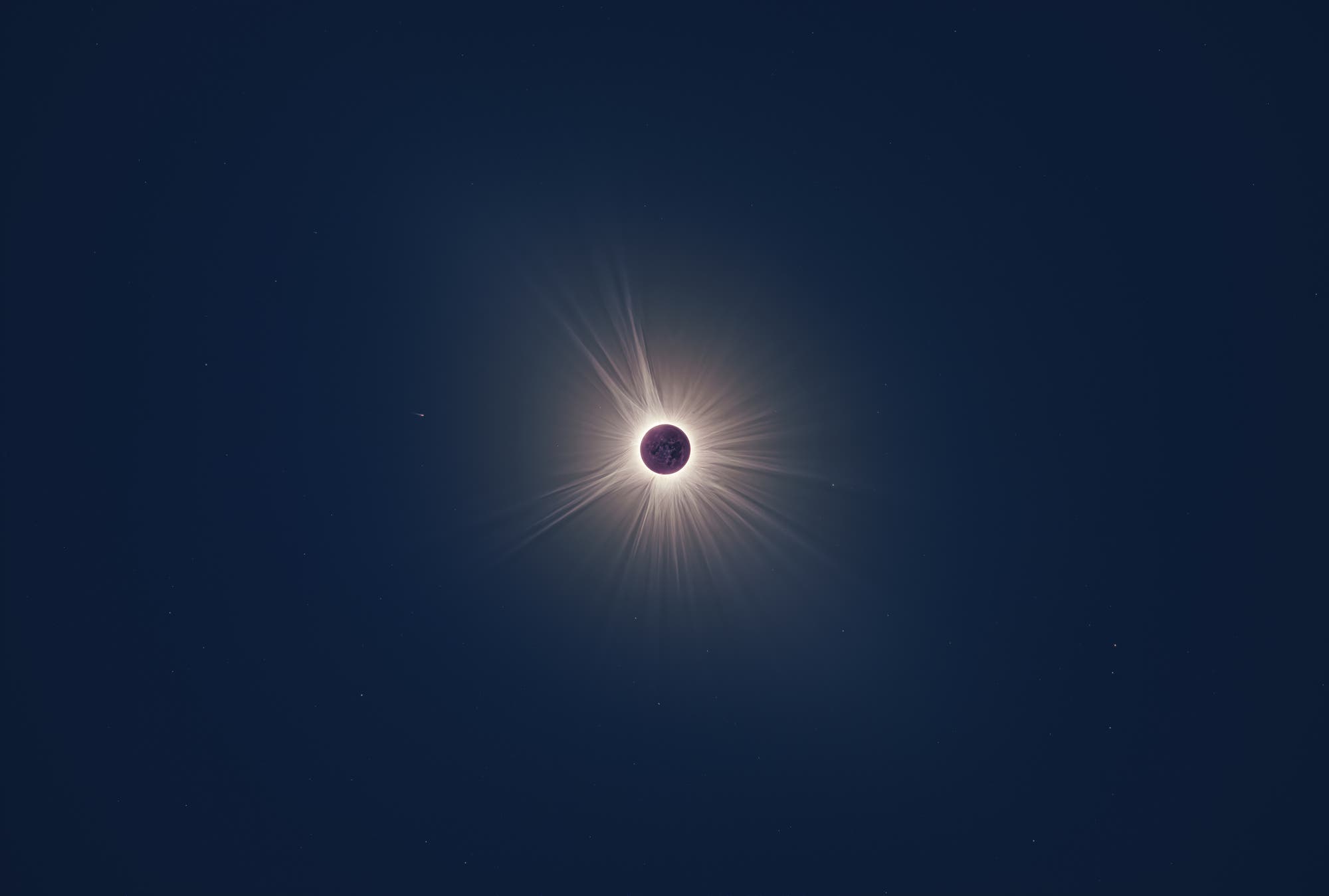 Totale Sonnenfinsternis und Komet SOHO-5008