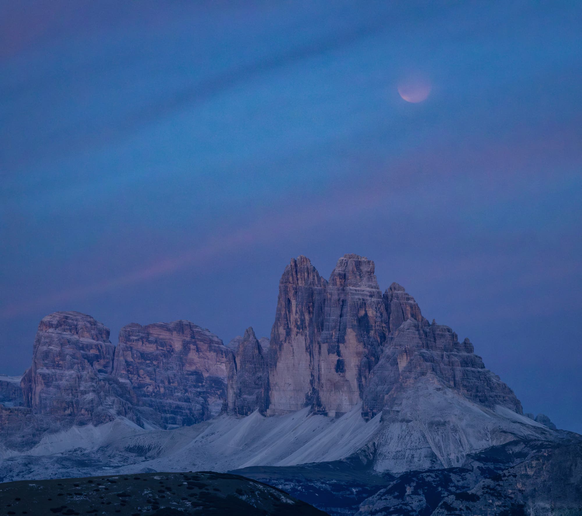 Schüchterner Mond über den Drei Zinnen