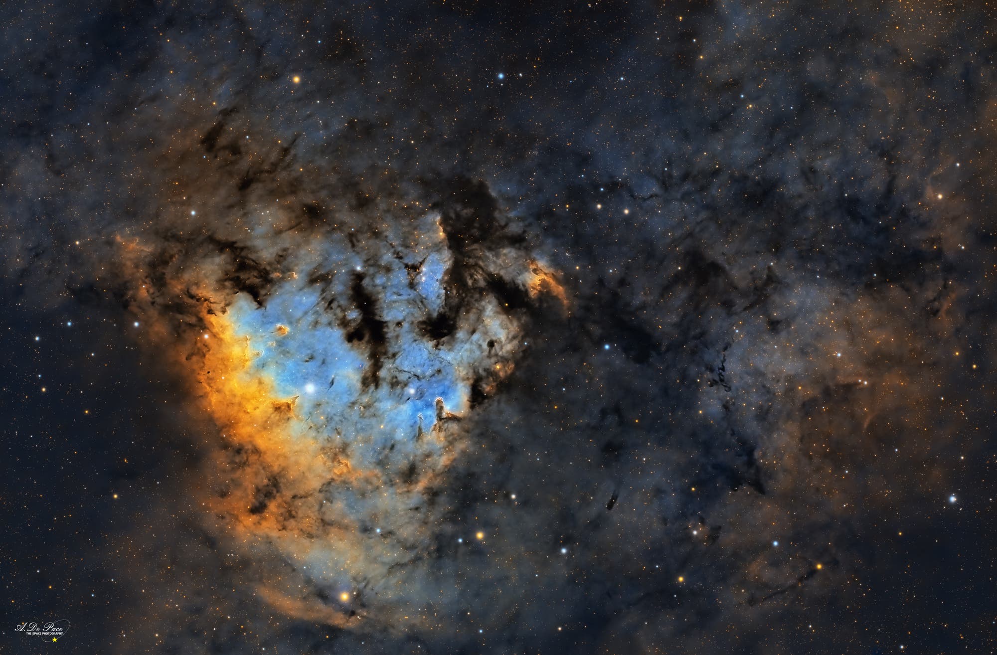 El núcleo de NGC 7822 en el panel del Hubble