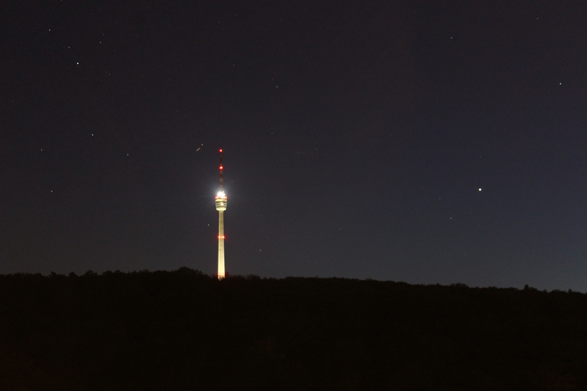Der Stuttgarter Fernsehturm mit Jupiter und Saturn
