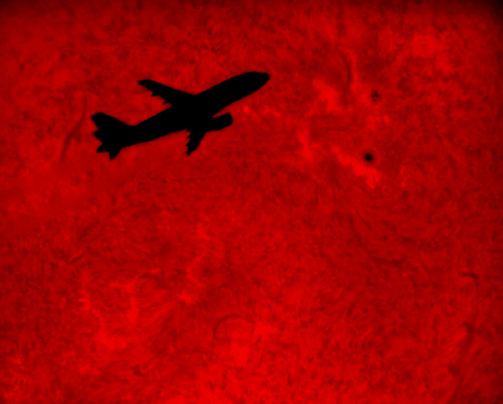 Flugzeug vor Sonnenfleck 2282 am 16. Februar 2015