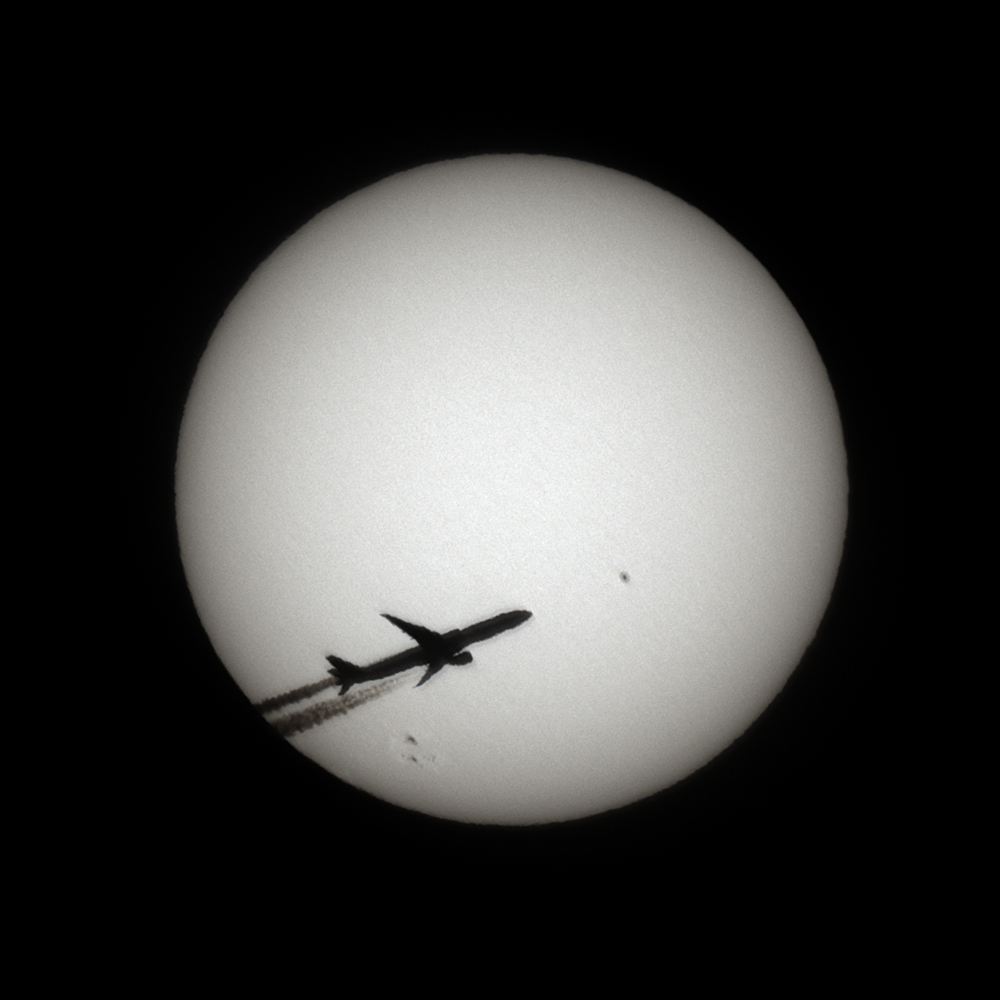 Flugzeug vor der Sonne mit den Sonnenflecken AR 2886 und 2887 am 24. Oktober 2021