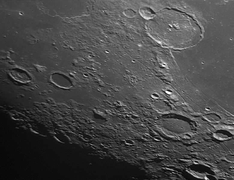 Mondkrater Mersenius: nach oben gewölbter Kraterboden