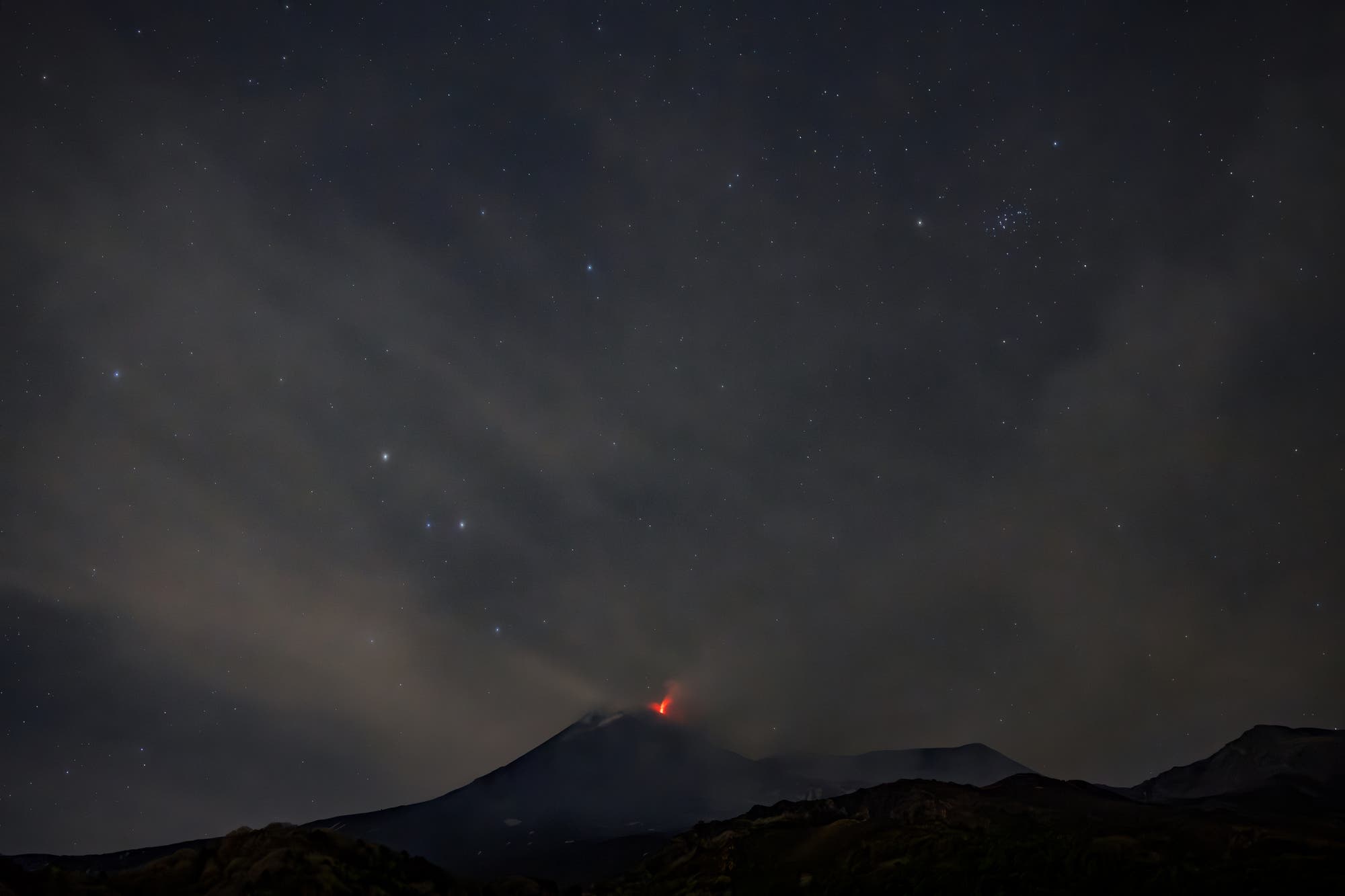 Sternbild Krebs über dem Vulkan Ätna