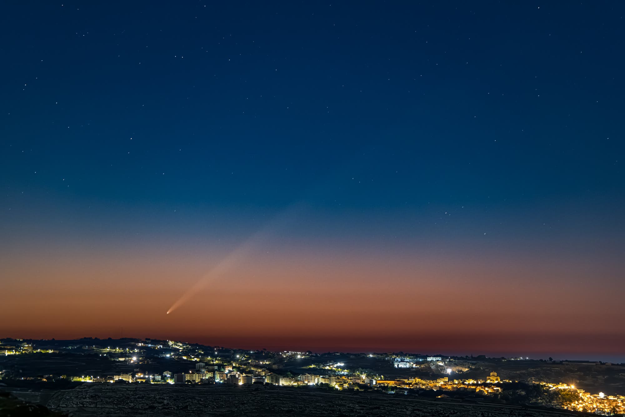 Comet C/2023 A3 Tsuchinshan-ATLAS rising over the city of Modica (Sicily, Italy)