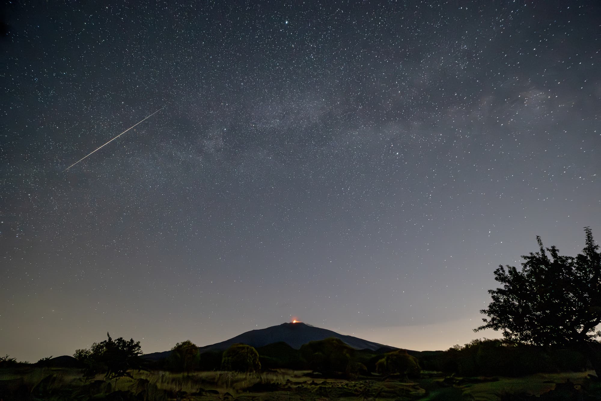 A meteor over the volcano