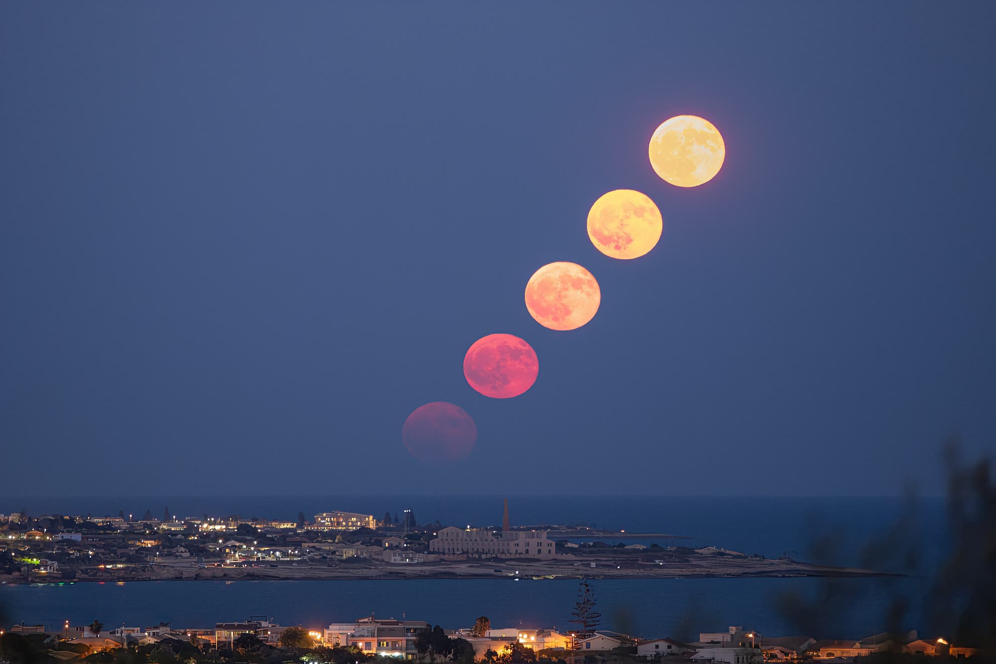 Sequence of the August full Moon rising
