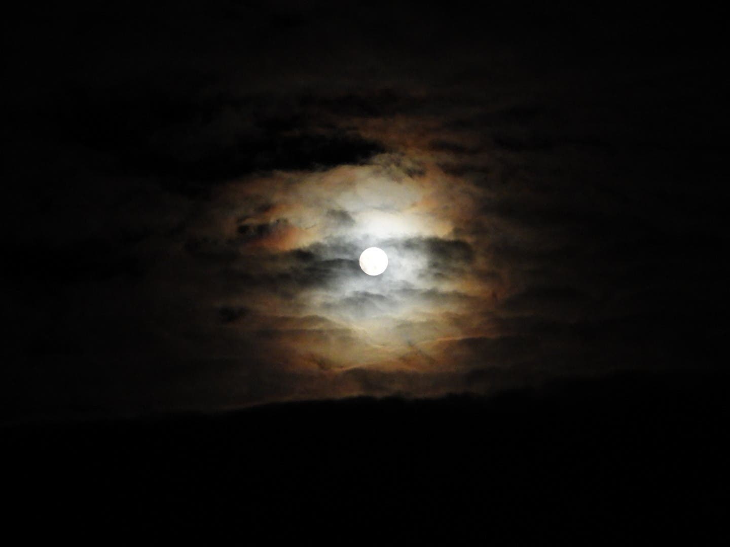 Halbschatten Mondfinsternis zwischen Wolken