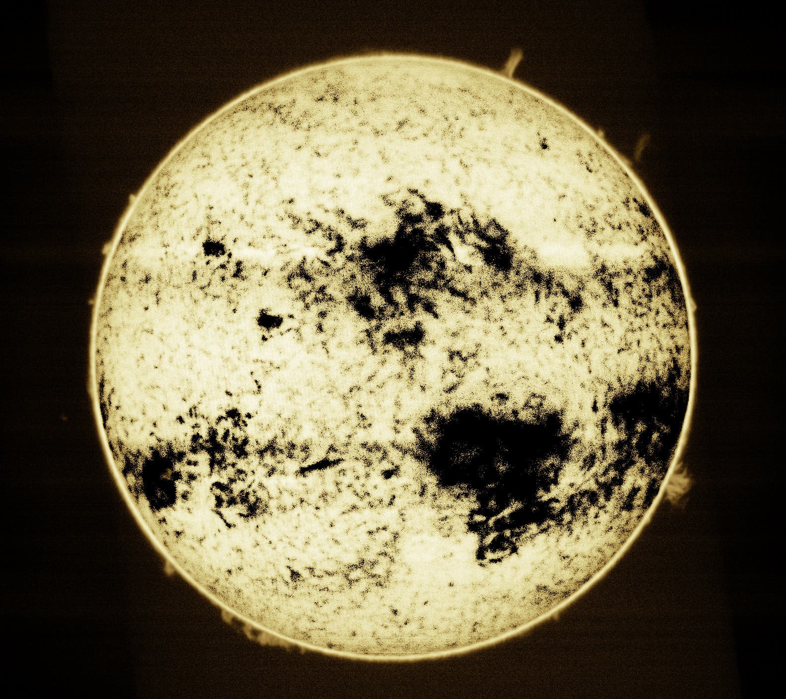 Sonne am 8. Juli 2023 aufgenommen mit Spektroheliograf im Bereich der He-D3-Linie