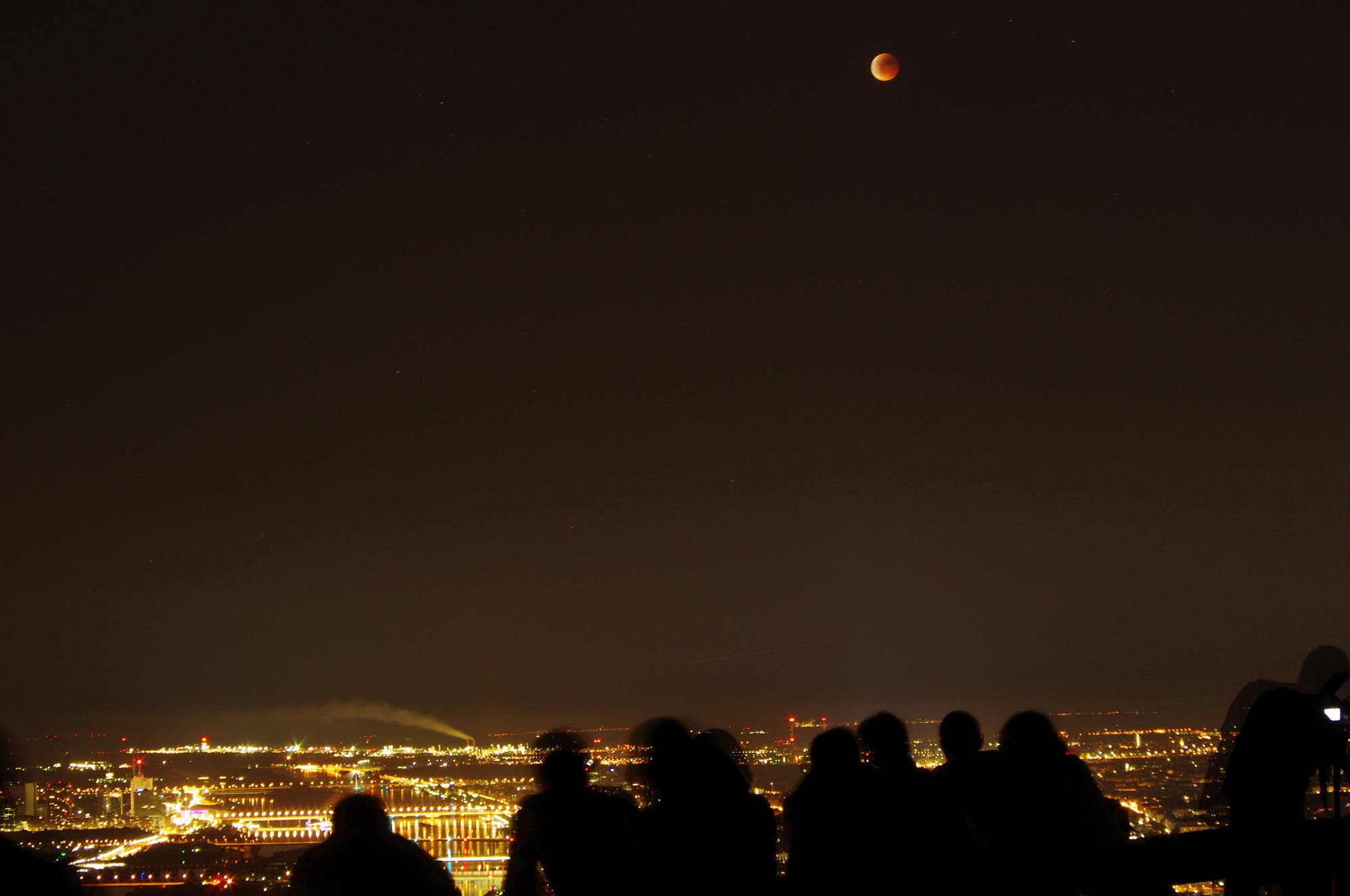Mondfinsternisbeobachter über Wien