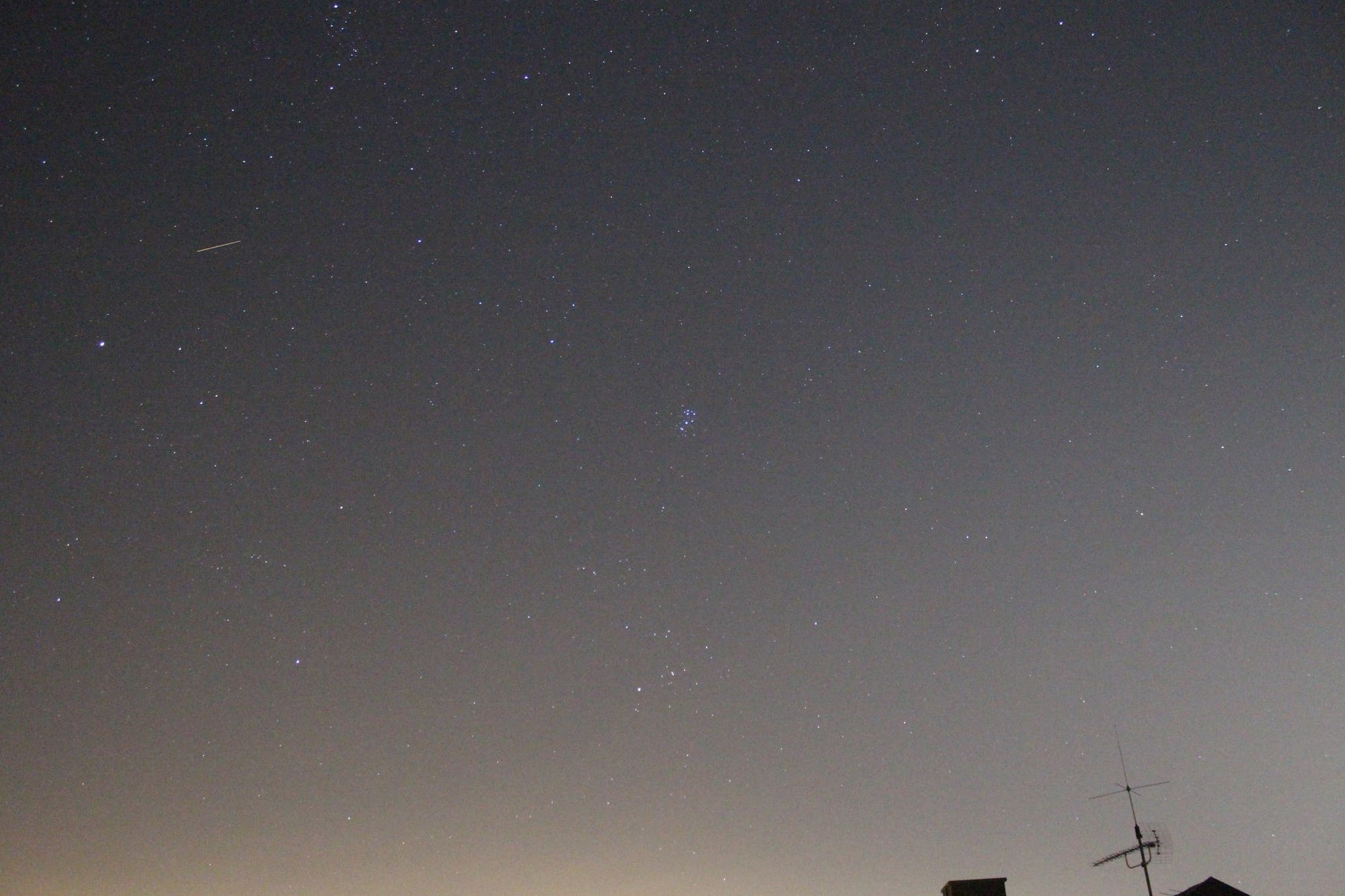 Sternschnuppe zwischen den Sternbildern Fuhrmann und Perseus