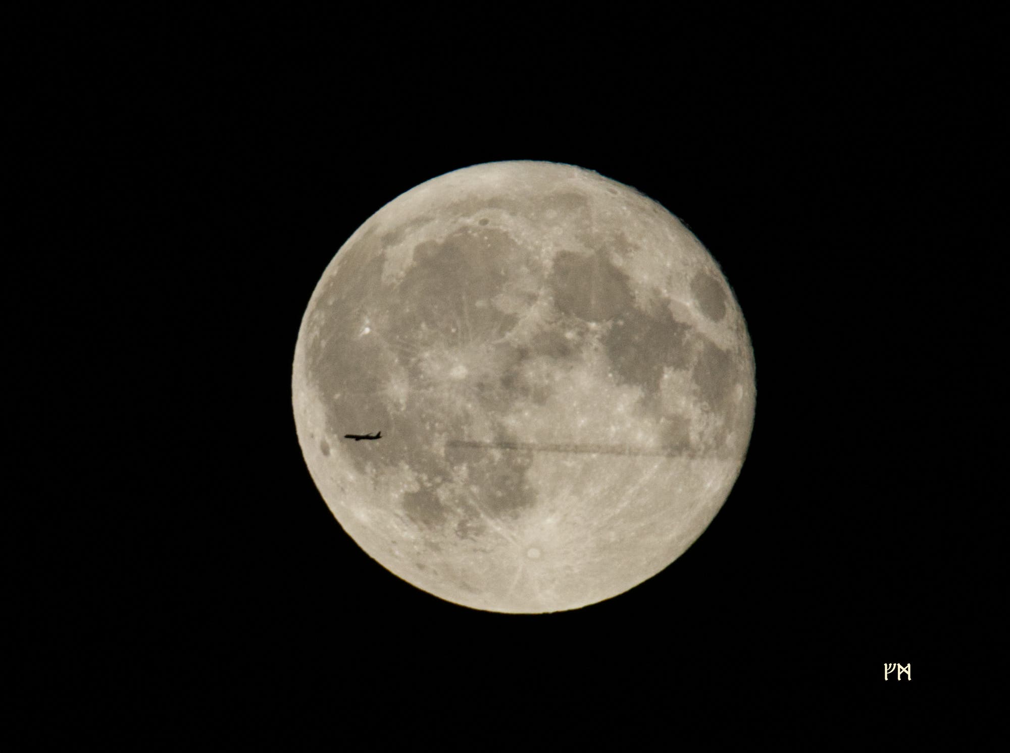 Vollmond mit Flugzeug