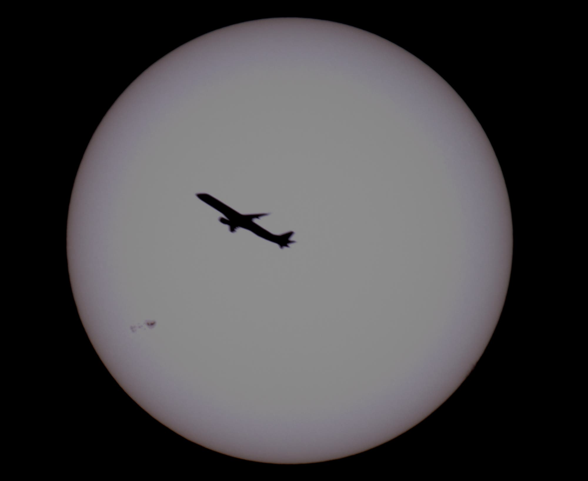 Sonne mit AR 12665 und Flieger