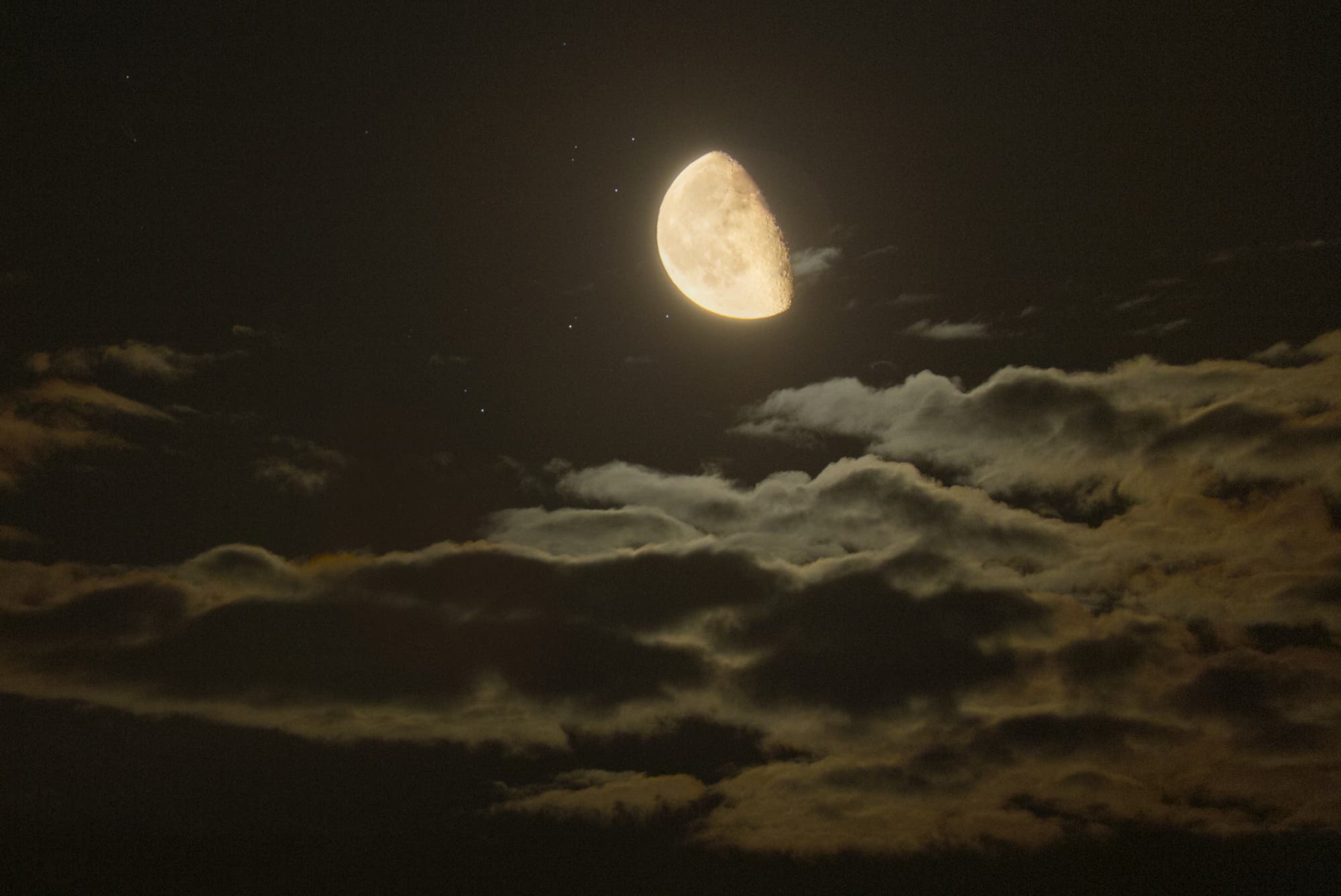 Das Siebengestirn hinterm Mond