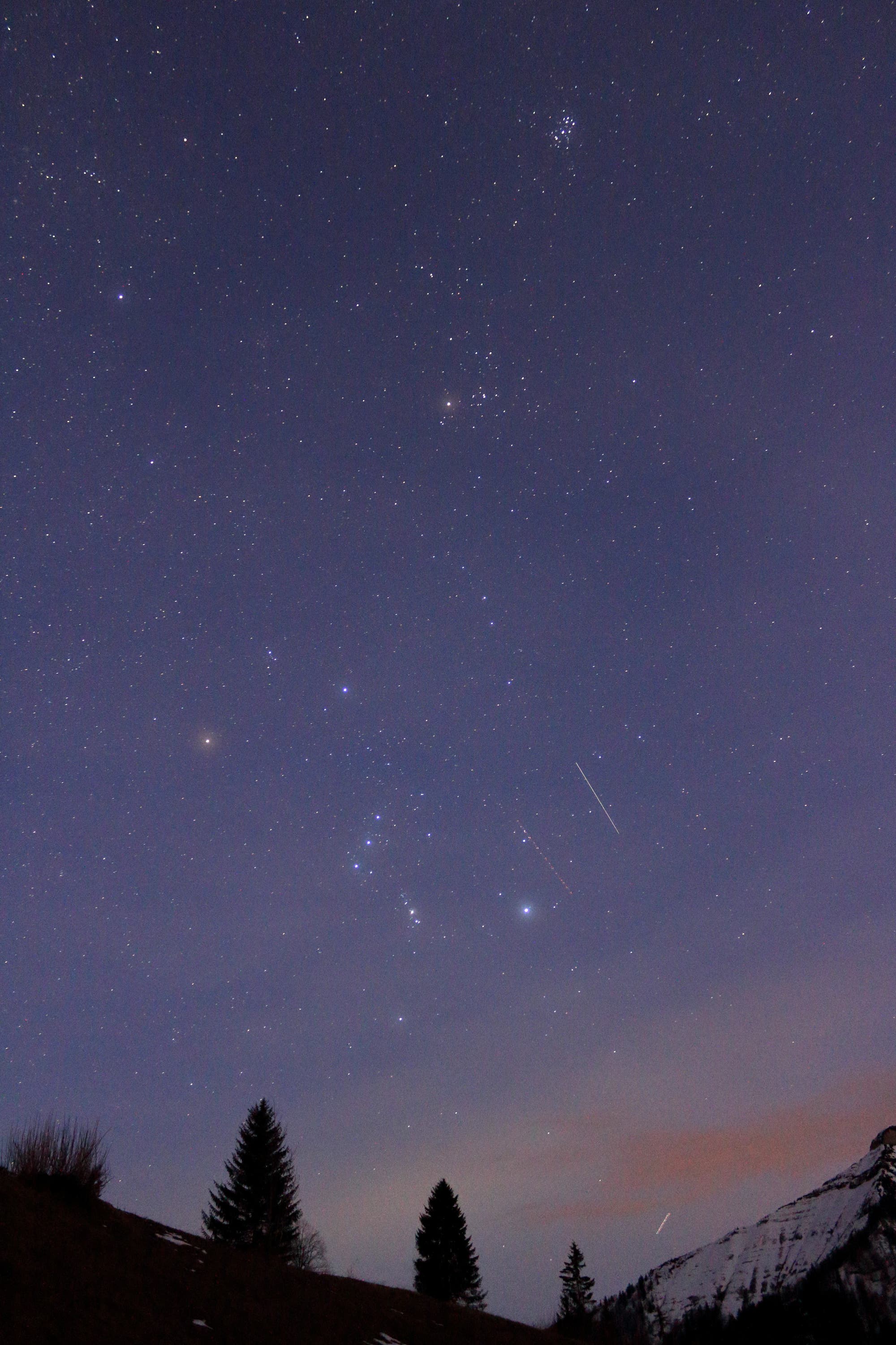 Orion und Stier mit Hyaden und Pleiaden in der Abenddämmerung