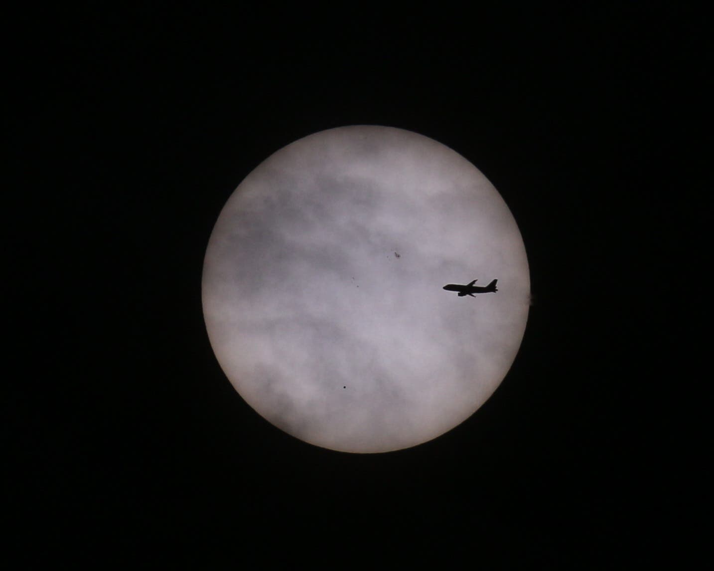 Sonne mit Merkur und Flugzeug