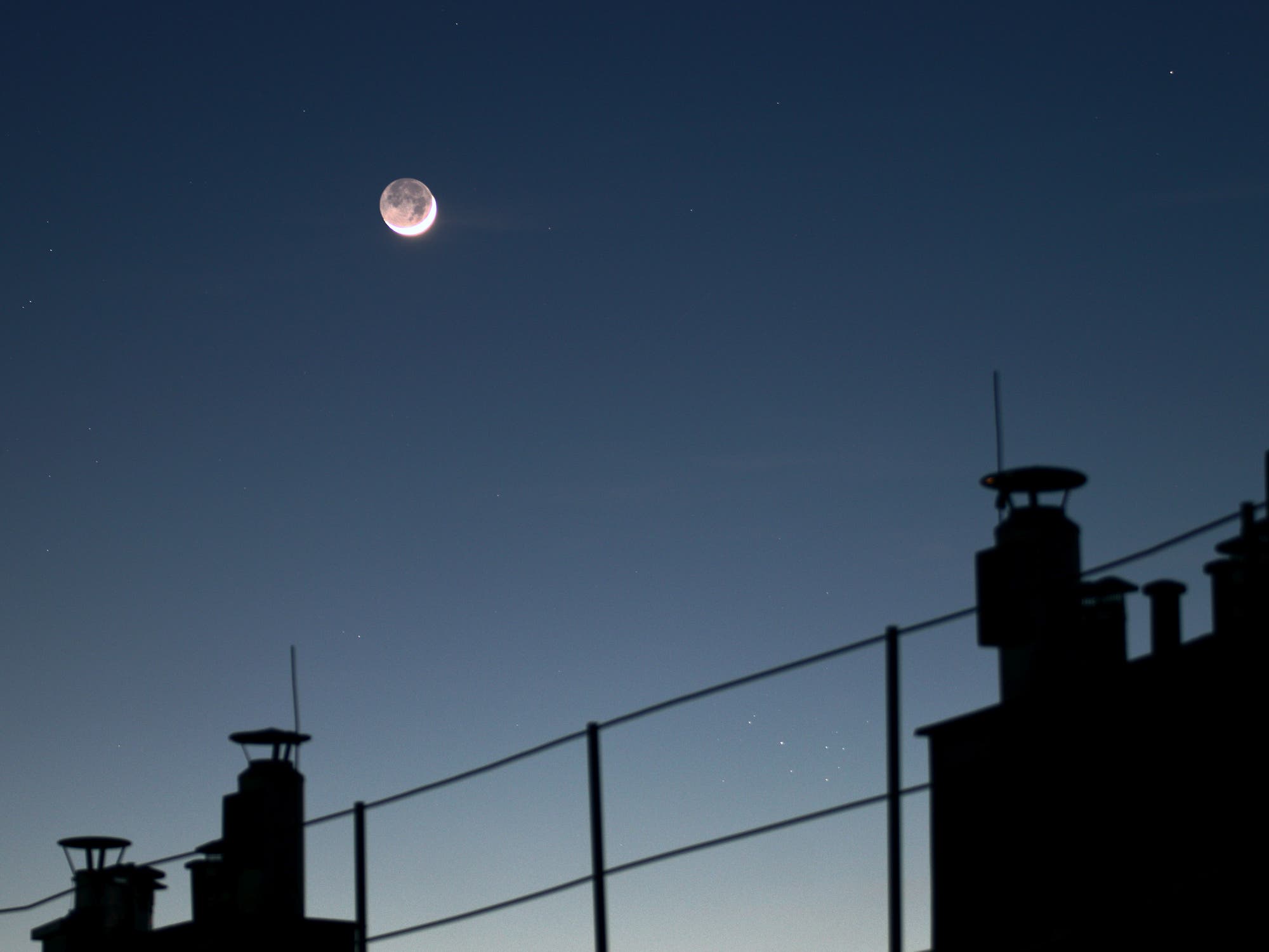 Mond mit Erdschein und Plejaden, zwei Tage alt