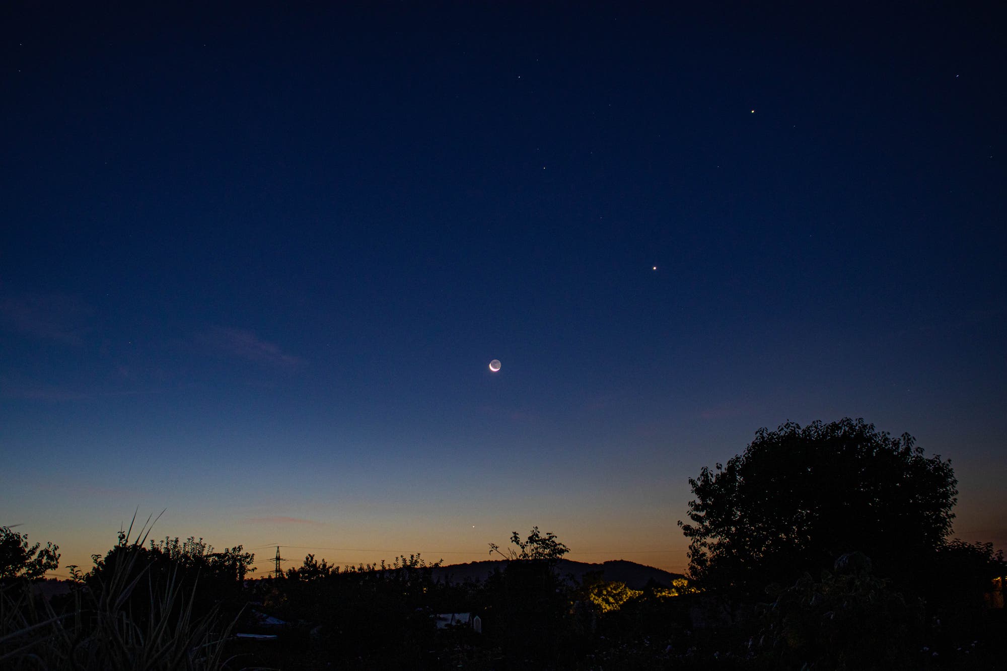 Merkur, Mondsichel, Venus und Jupiter