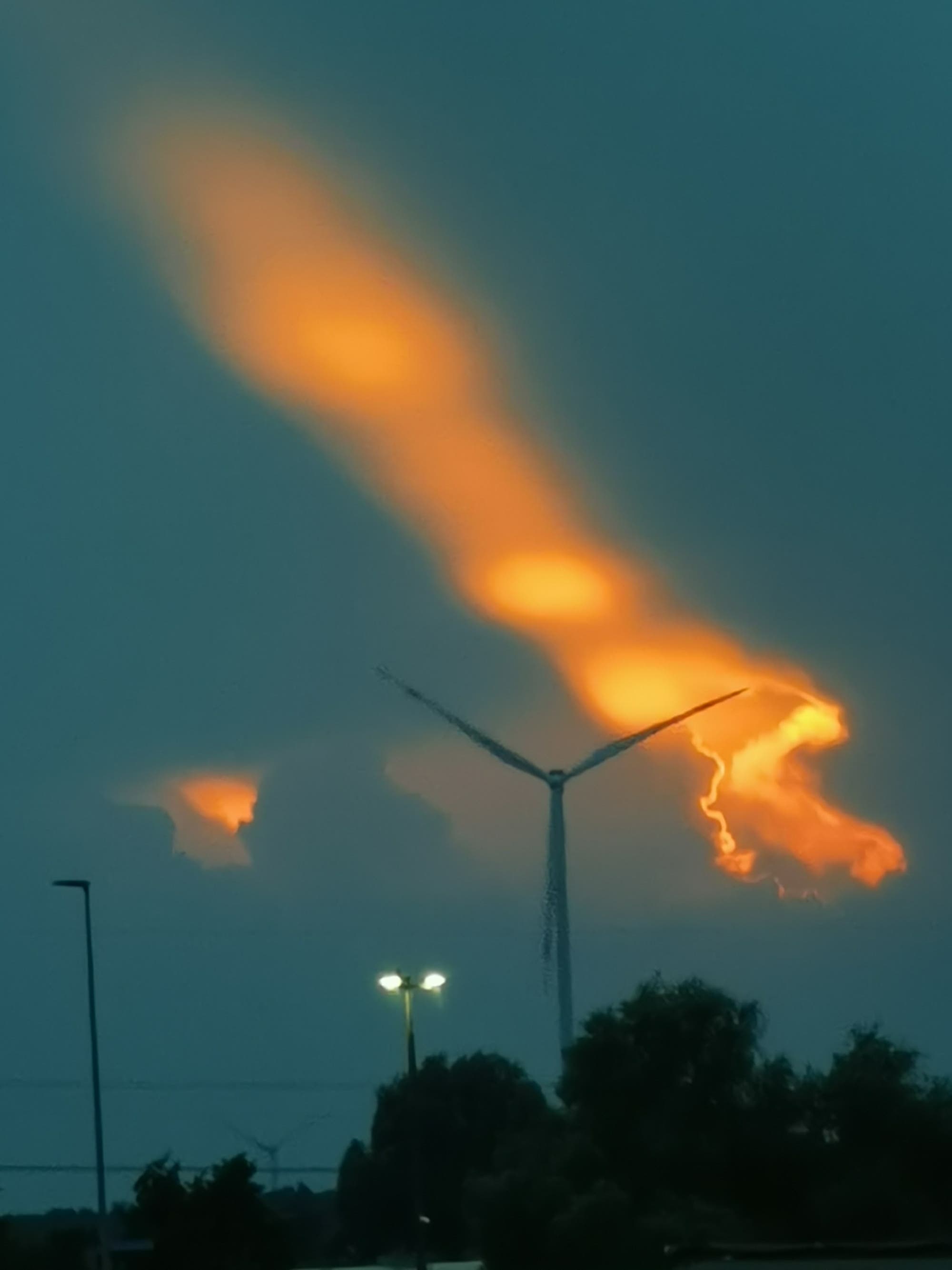 Sonnenuntergang in dichter Wolkendecke 