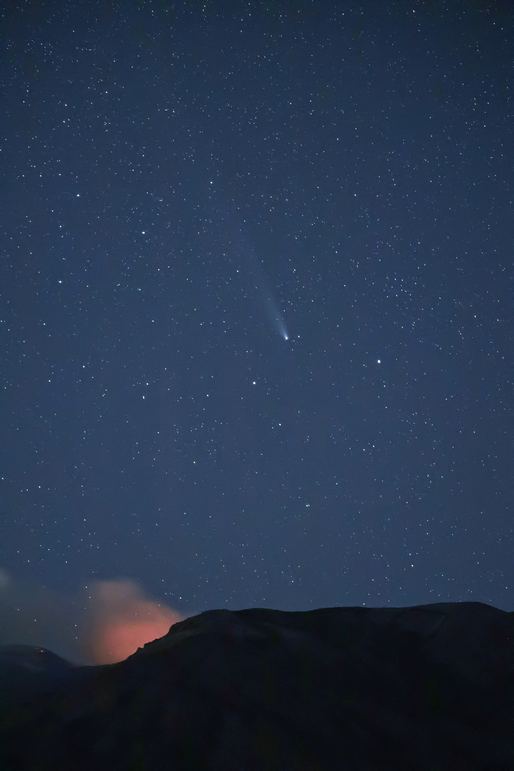 Last passage of the Comet C/2023 A3 Tsuchinshan Atlas over erupting Etna 