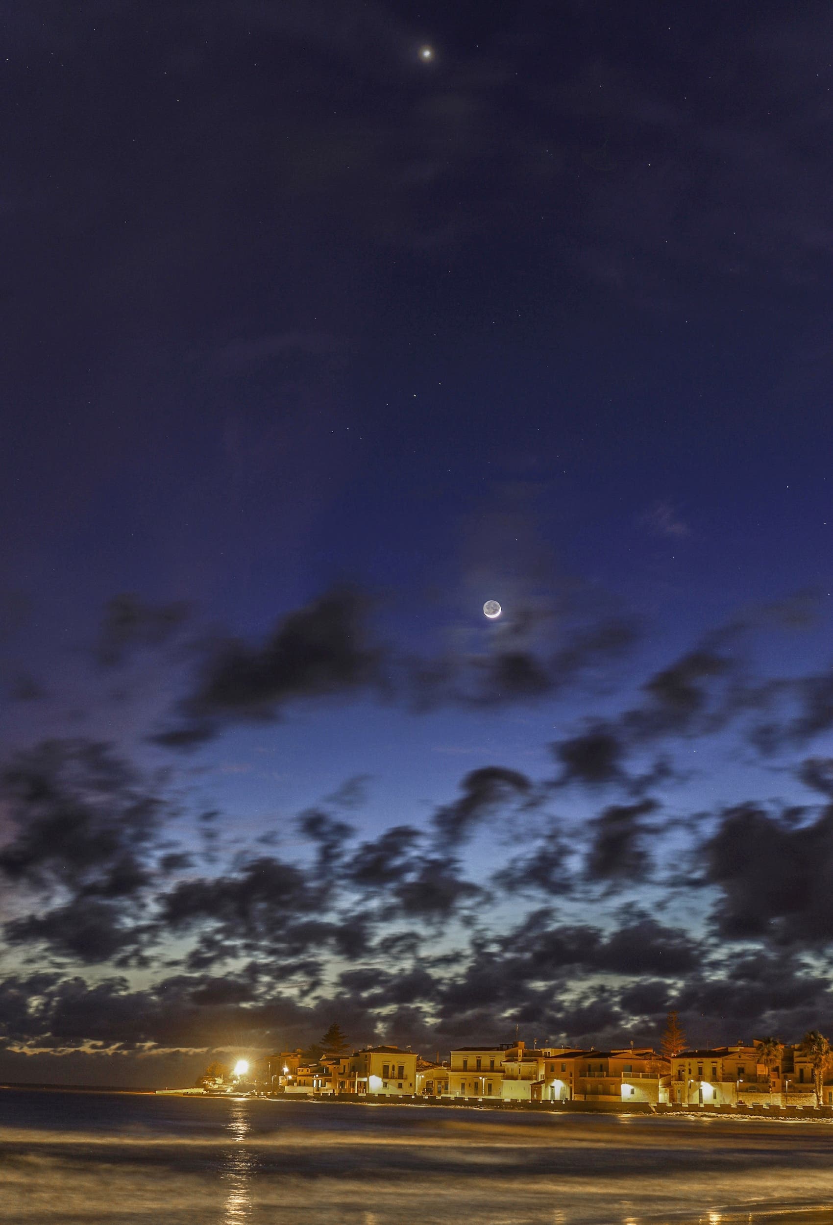Special conjunction Moon, Venus, Saturn above Sampieri