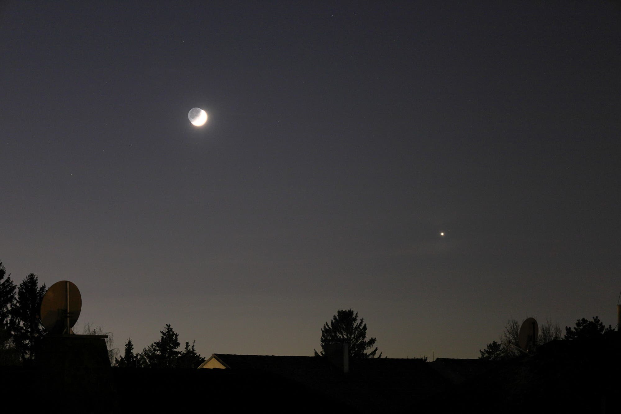 Mond (mit Erdschein) und Abendstern Venus