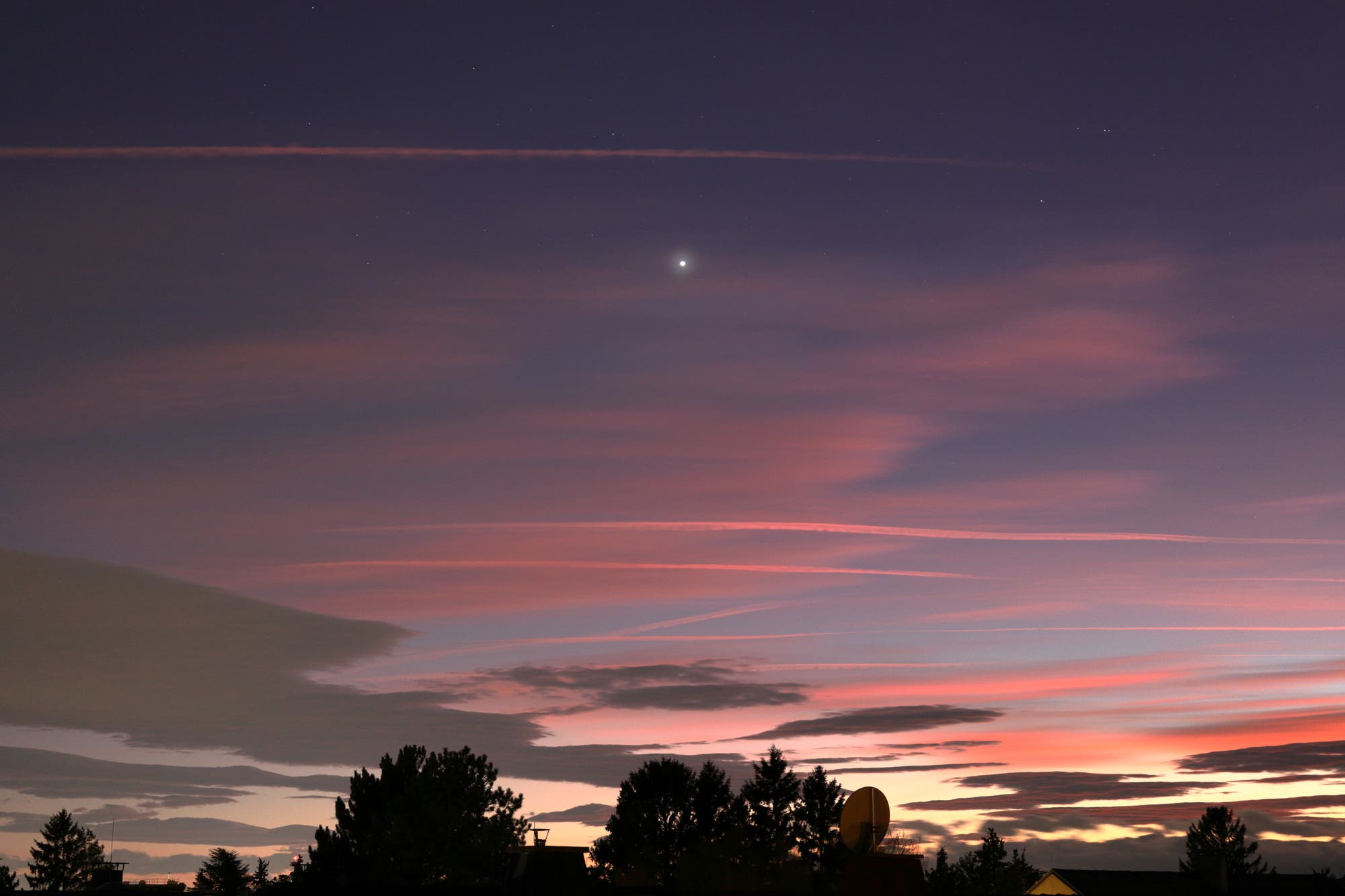 Venus, Abendrot und Sterne im Sternbild Steinbock