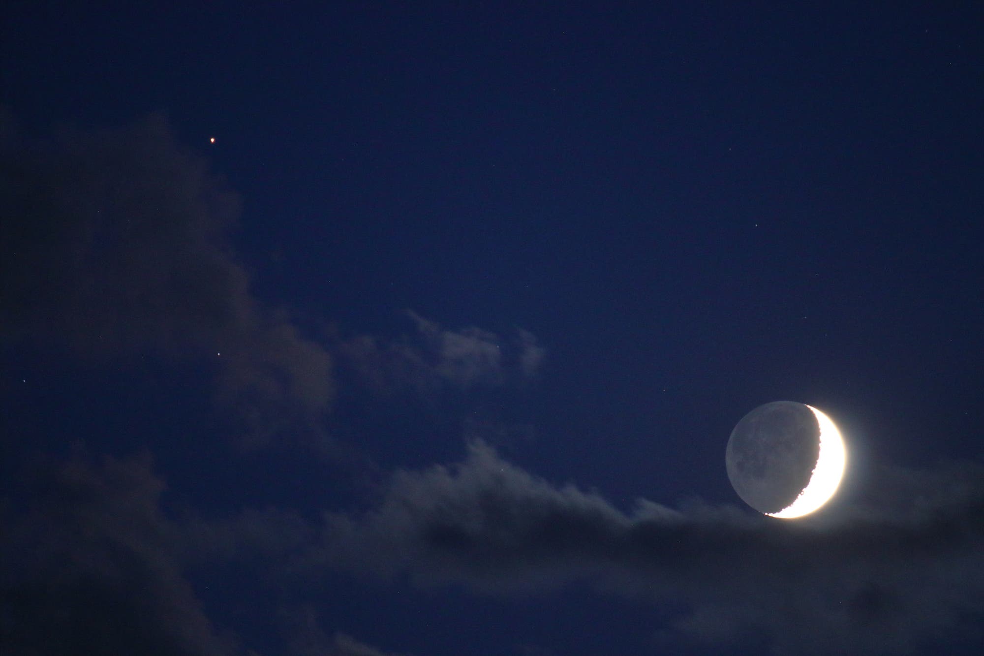 Mond (mit Erdschein) bei Mars