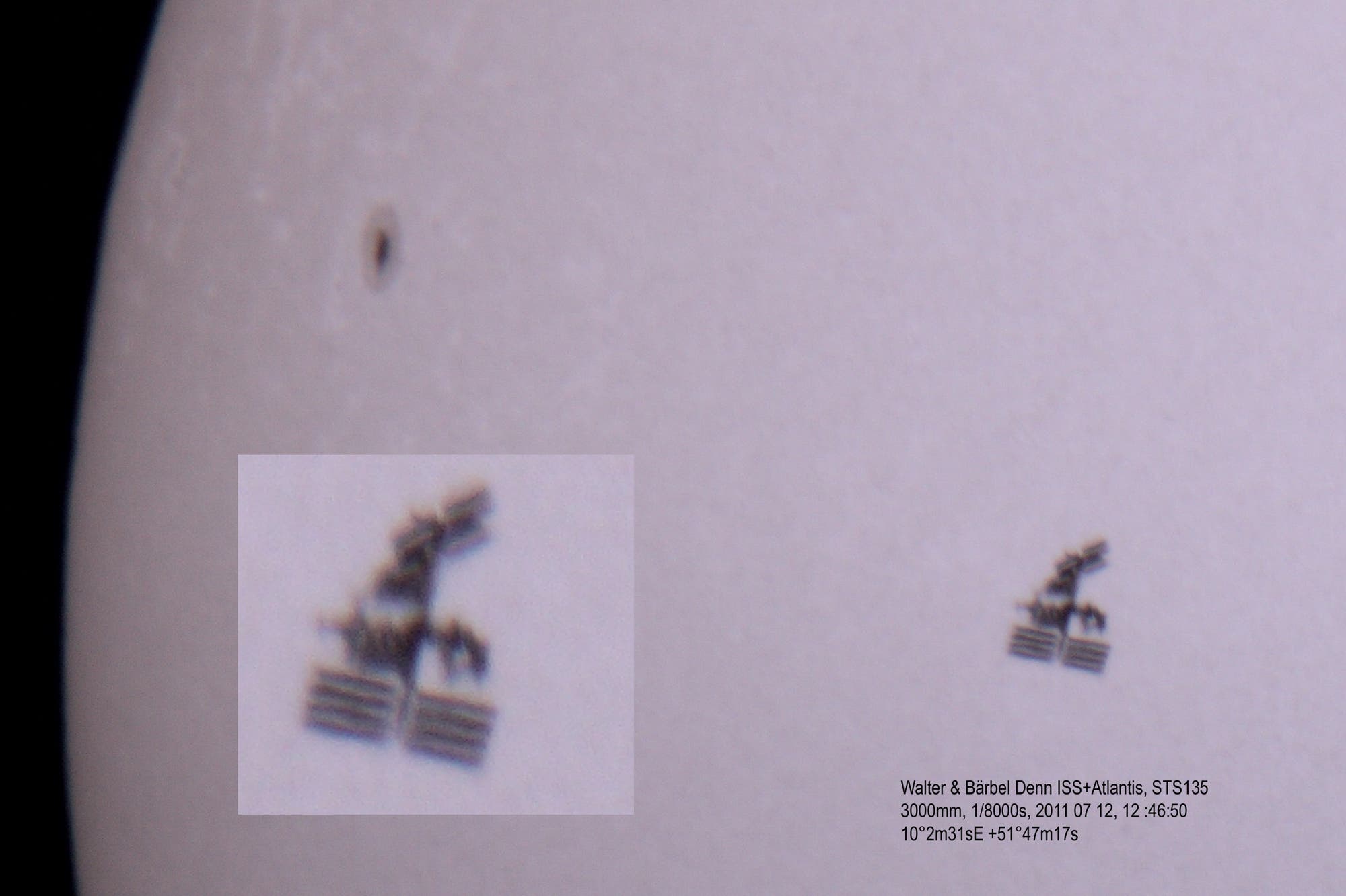 ISS mit Atlantis angedockt vor der Sonne