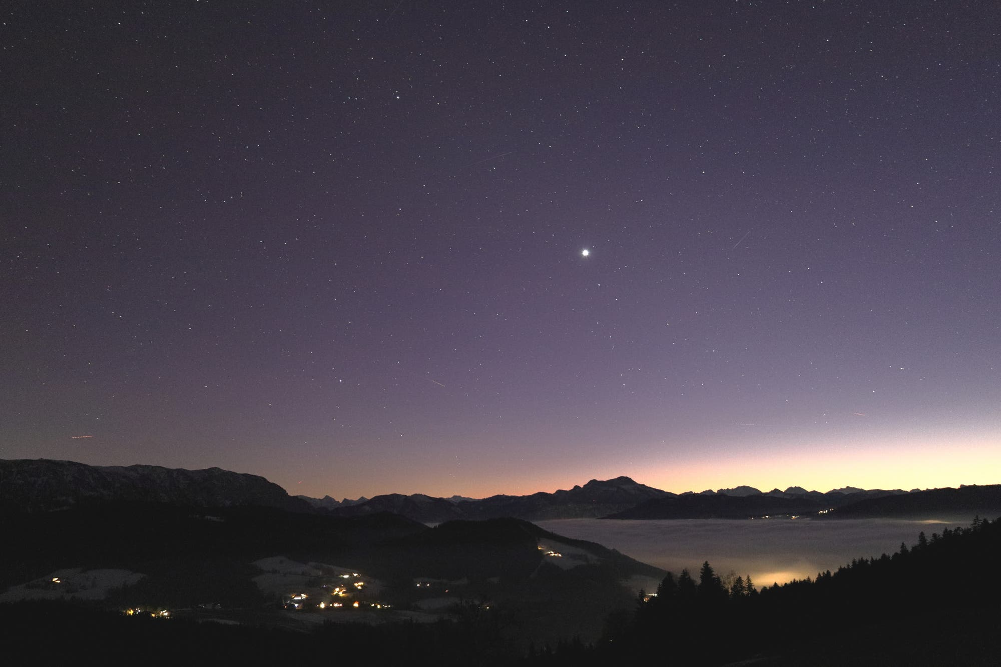 Venus und Saturn über dem Talnebel