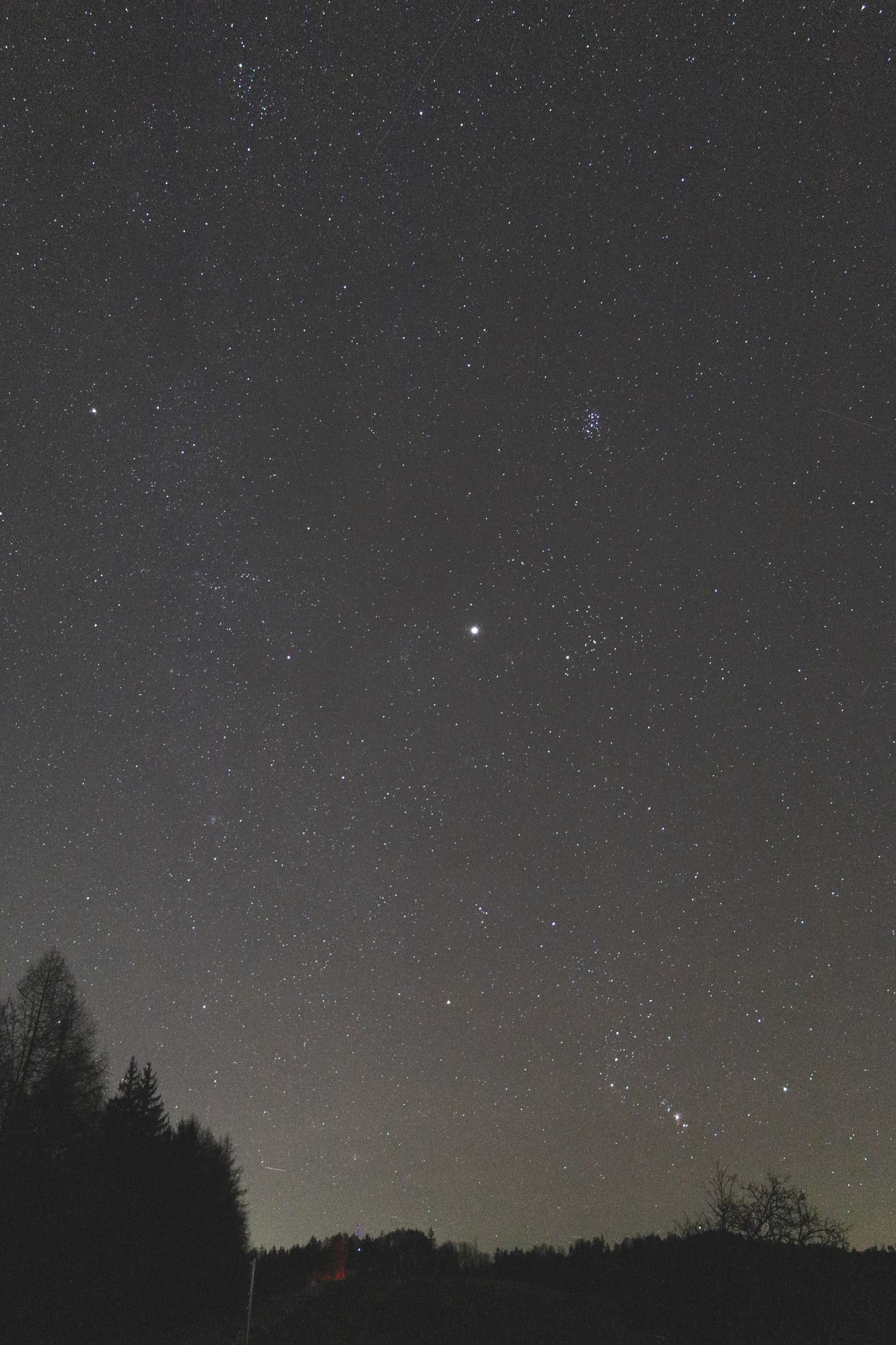 Jupiter, Uranus und aufgehender Winterhimmel über dem Talnebel