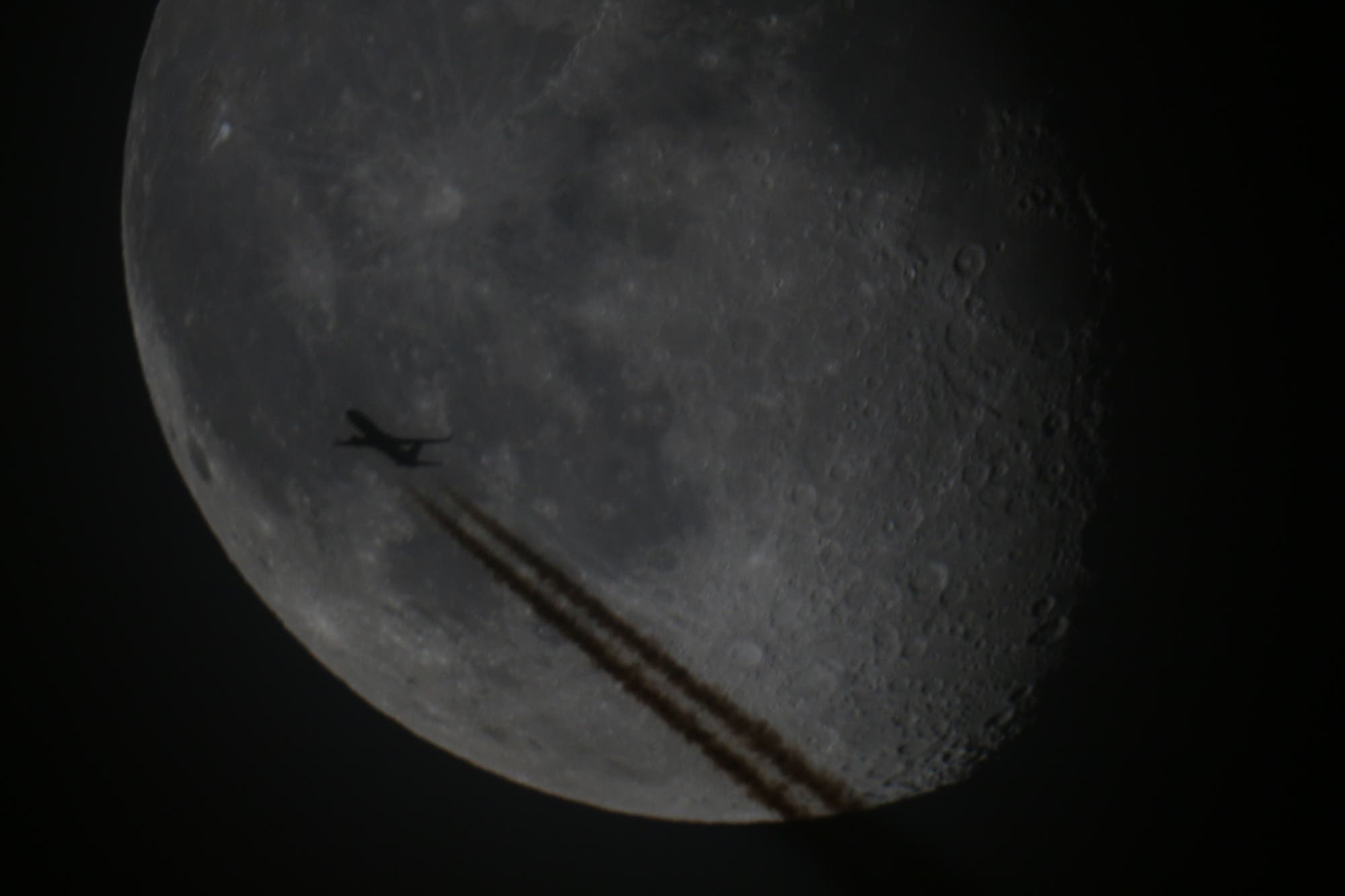 Statt Uranus Flugzeug vor dem Mond am 14.9.2022