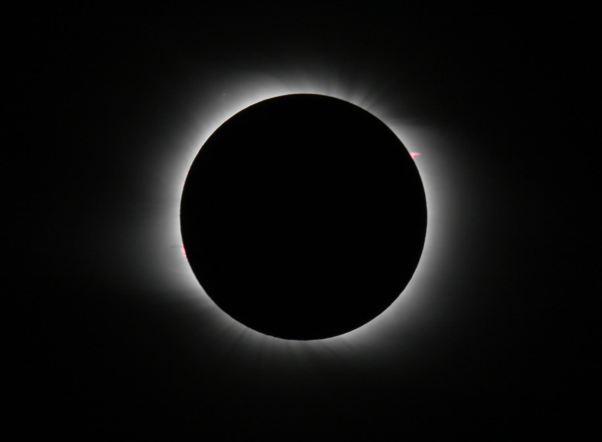 Protuberanzen während der totalen Sonnenfinsternis am 1. August 2008