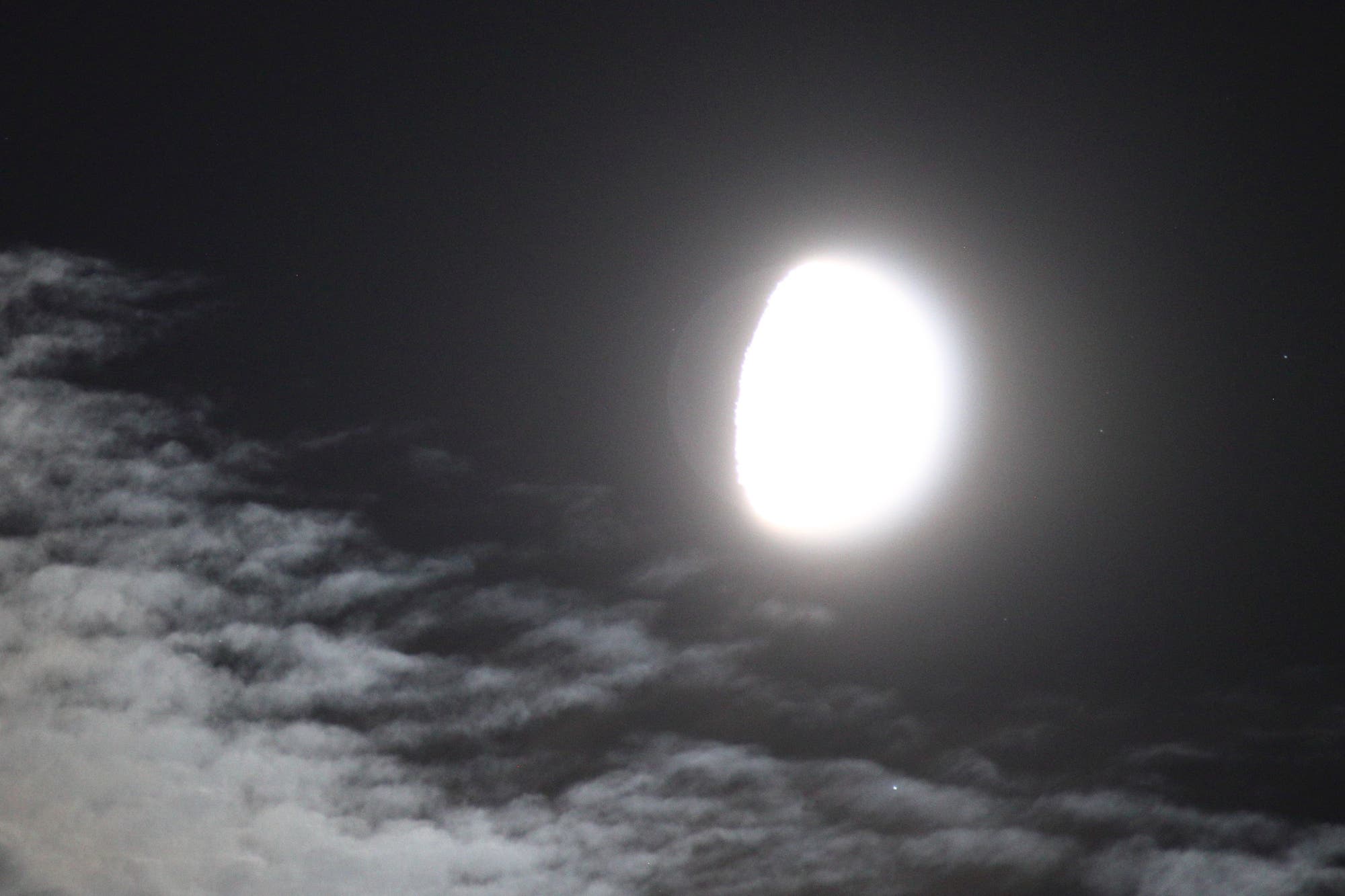 Erdschein auf dem buckligen Mond