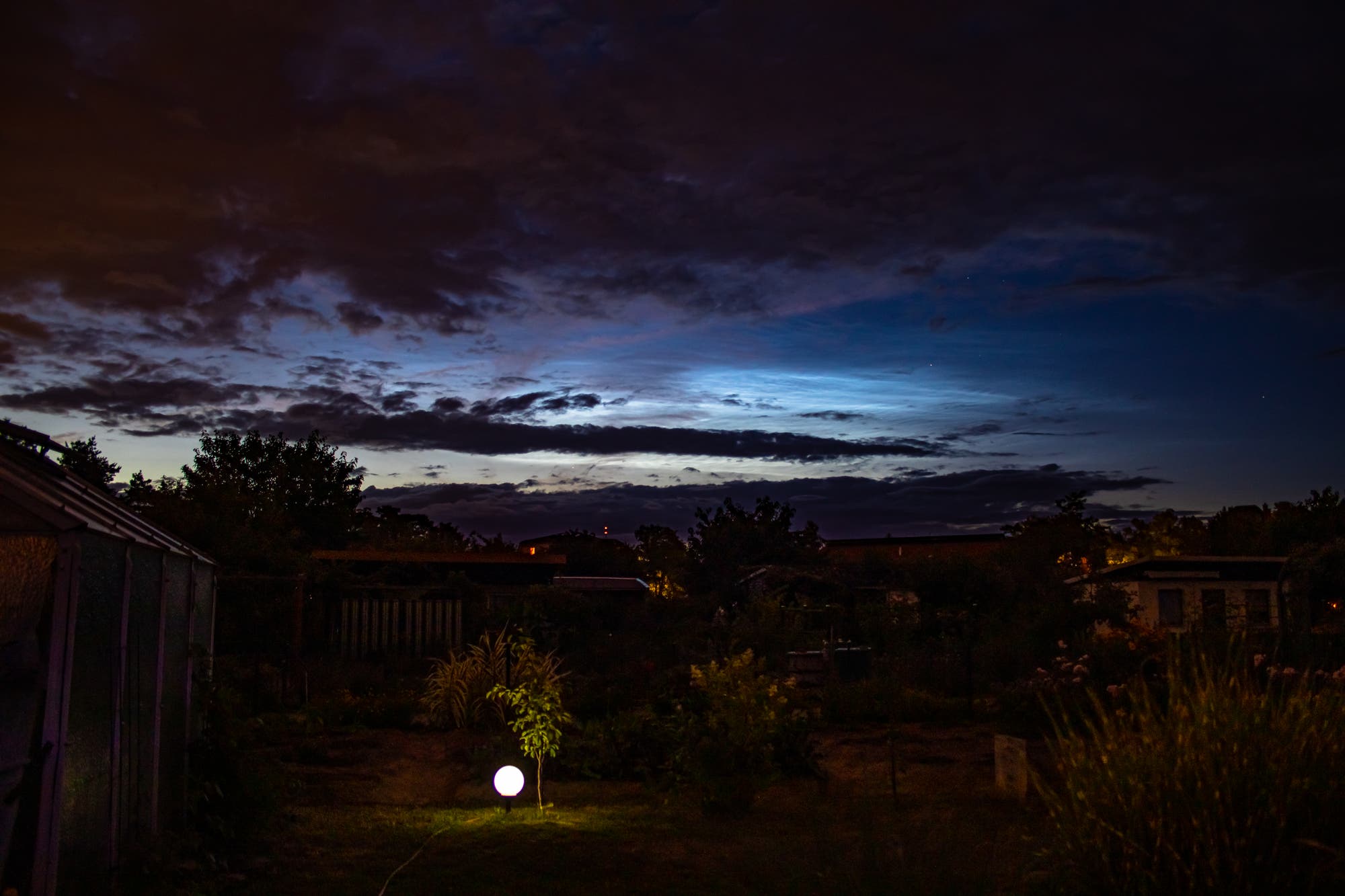 Leuchtende Nachtwolken kurz vor einem Schauer
