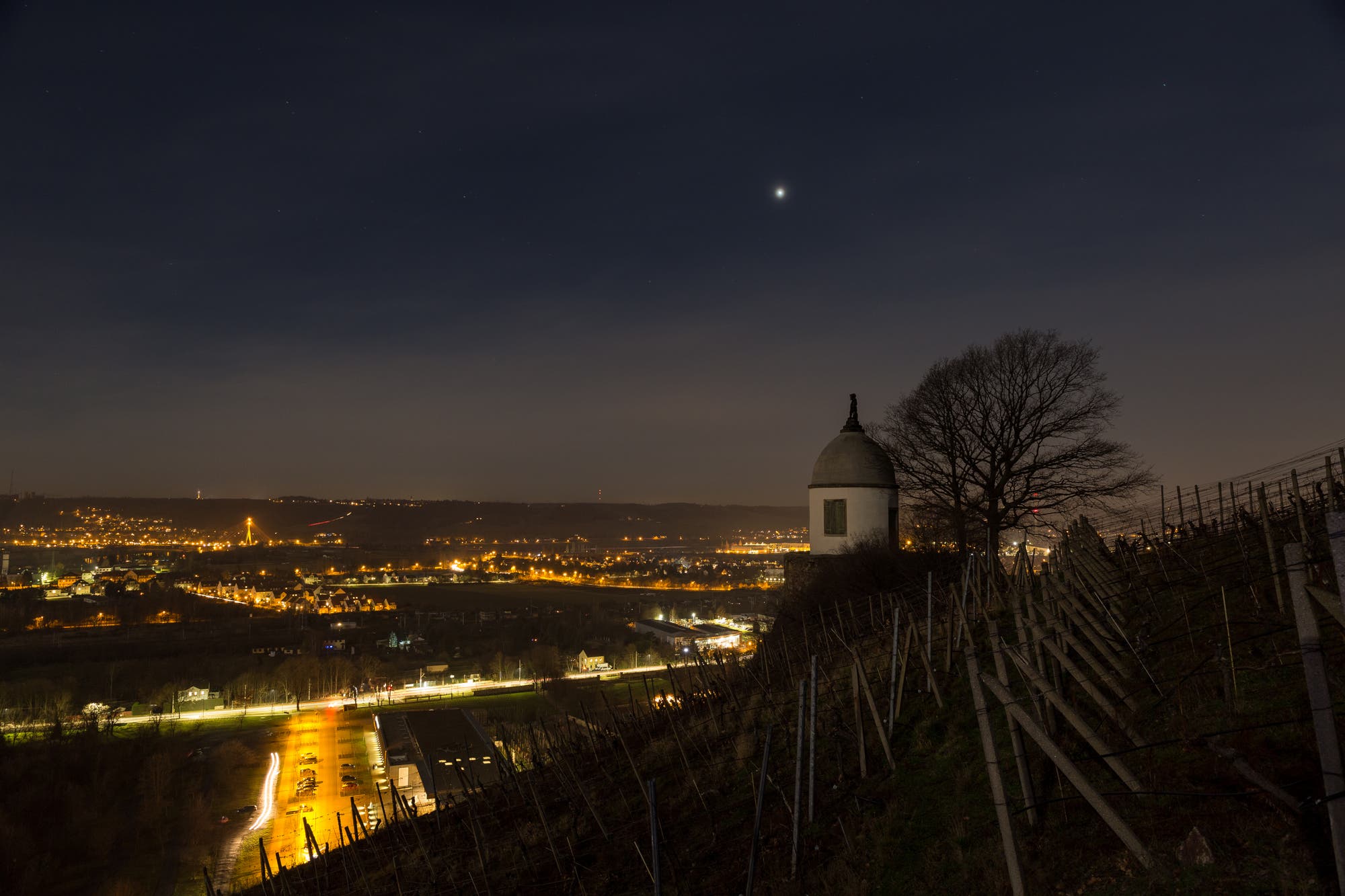 Abendstern Venus über dem Jacobstein in Radebeul