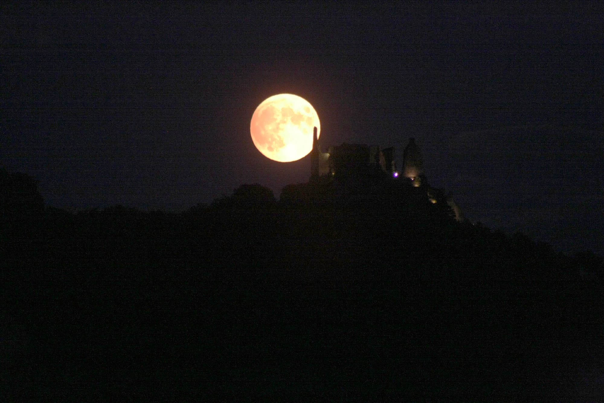 Partielle Mondfinsternis Halbschattenphase Mondaufgang über Ruine Dürnstein