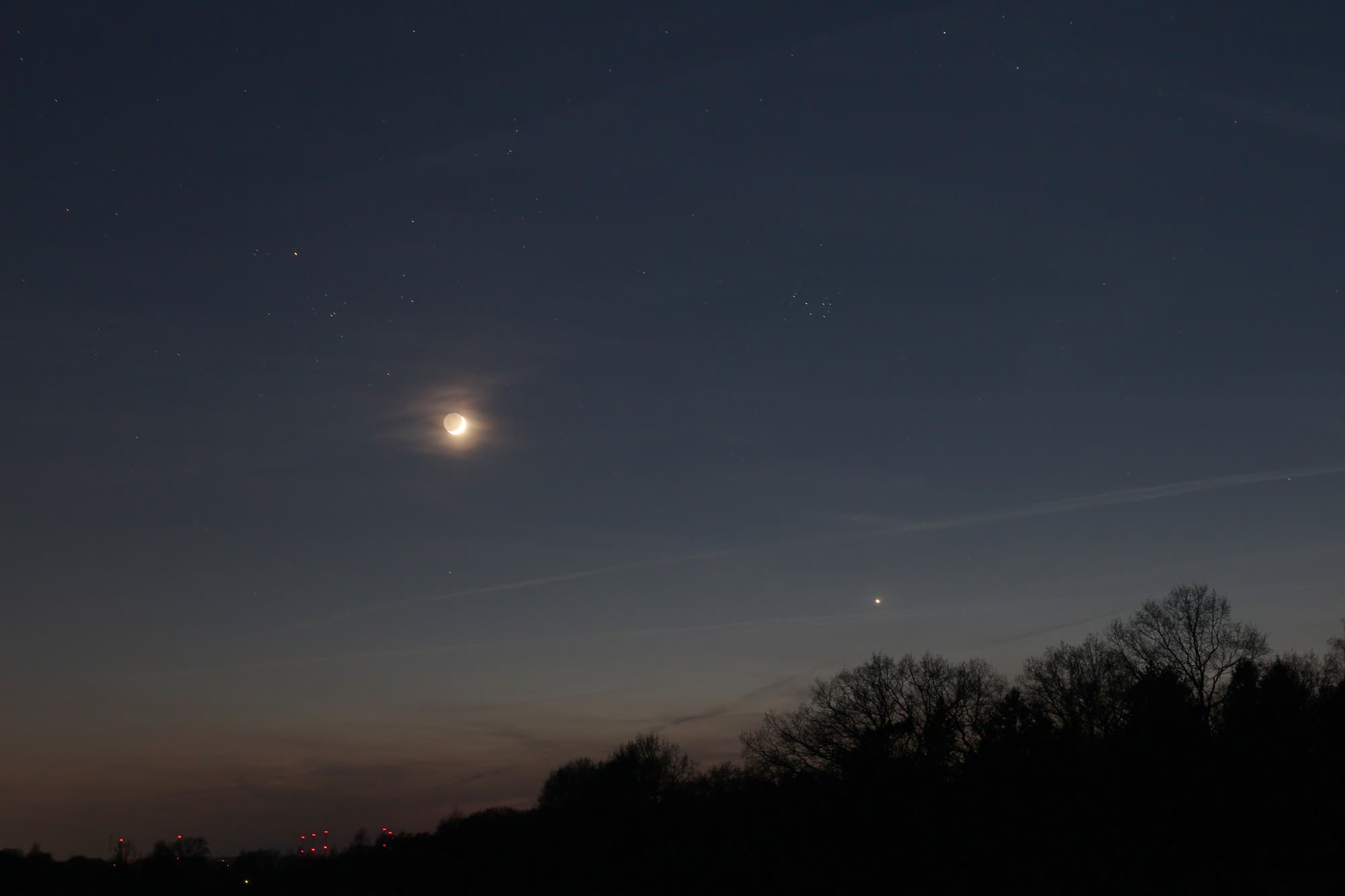 Mond und Venus bei Hyaden und Pleiaden