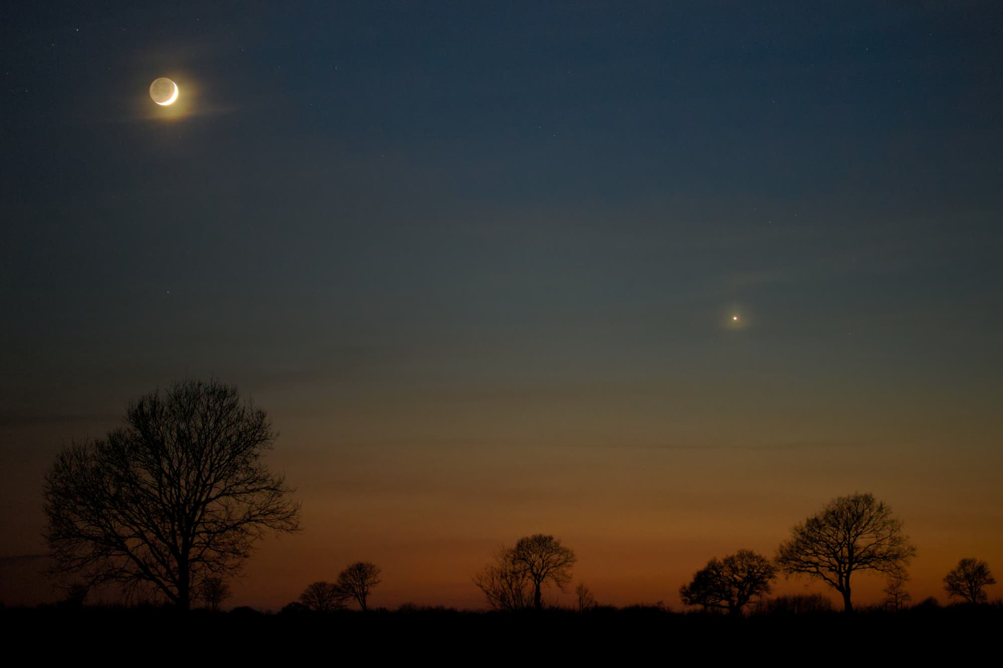 Mondsichel und Venus am Abendhimmel