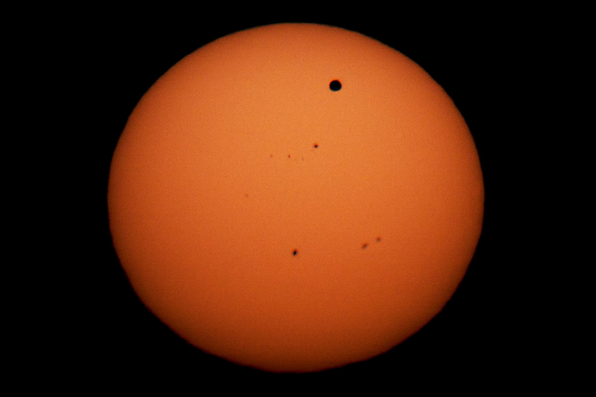 Venus vor roter Sonne