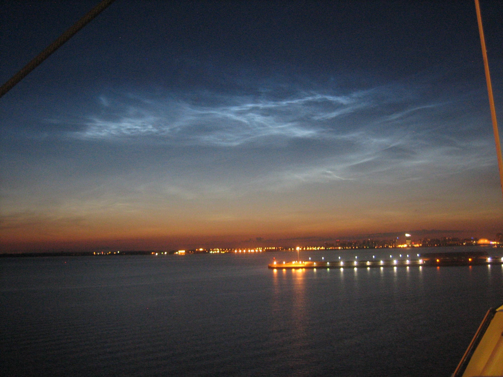 Leuchtende Nachtwolken über dem Hafen von St. Petersburg