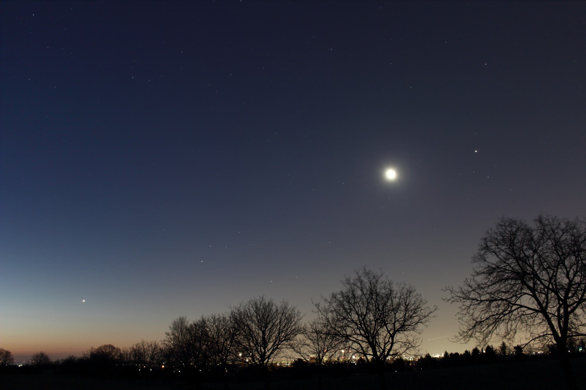 Jupiter, Mond, Saturn und Venus am Morgenhimmel