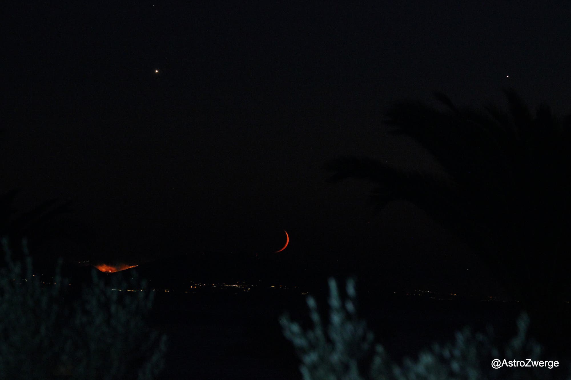 Mond, Venus, Jupiter und Waldbrand über Zakynthos