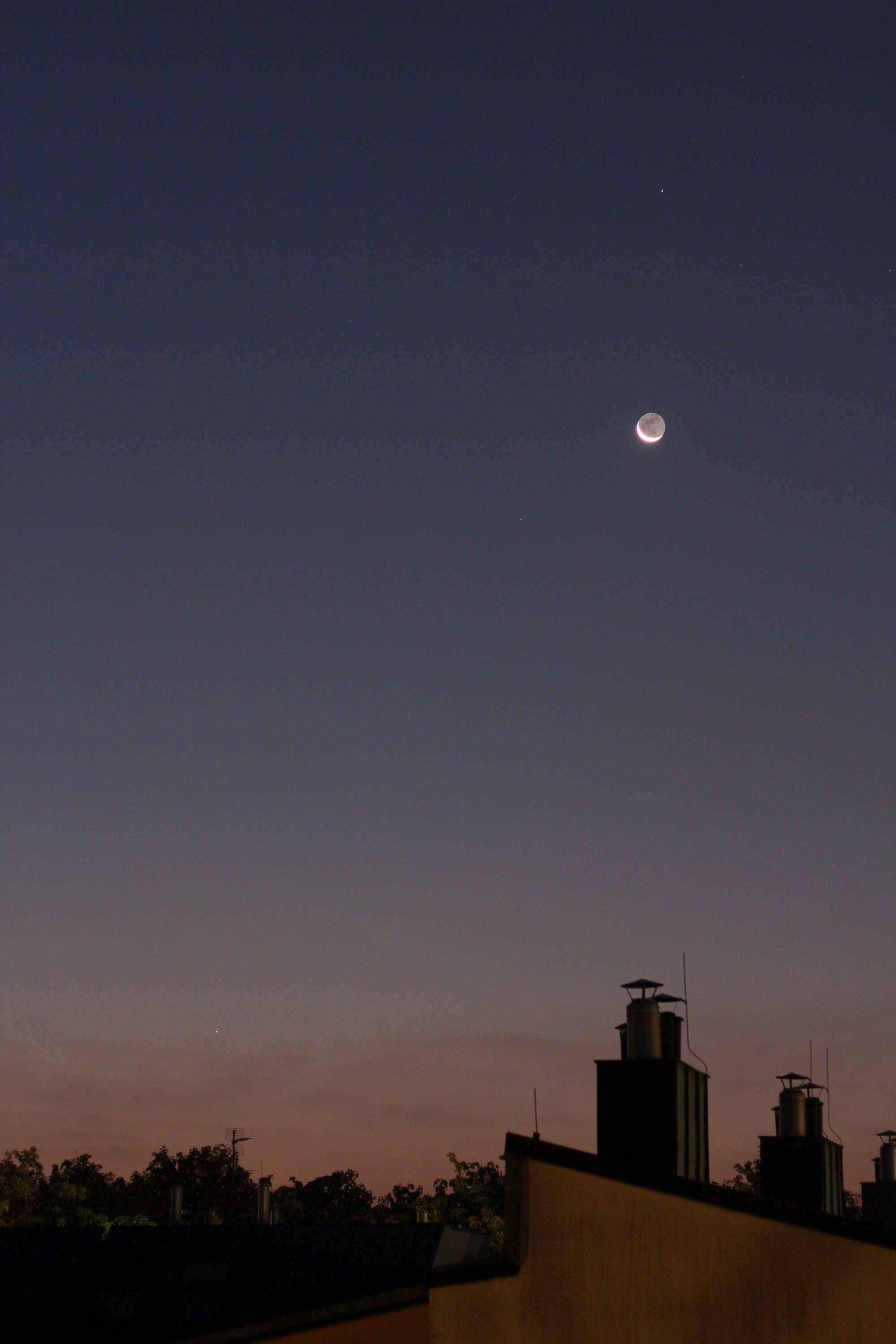 Mond mit Erdlicht bei Regulus und Merkur am Morgenhimmel