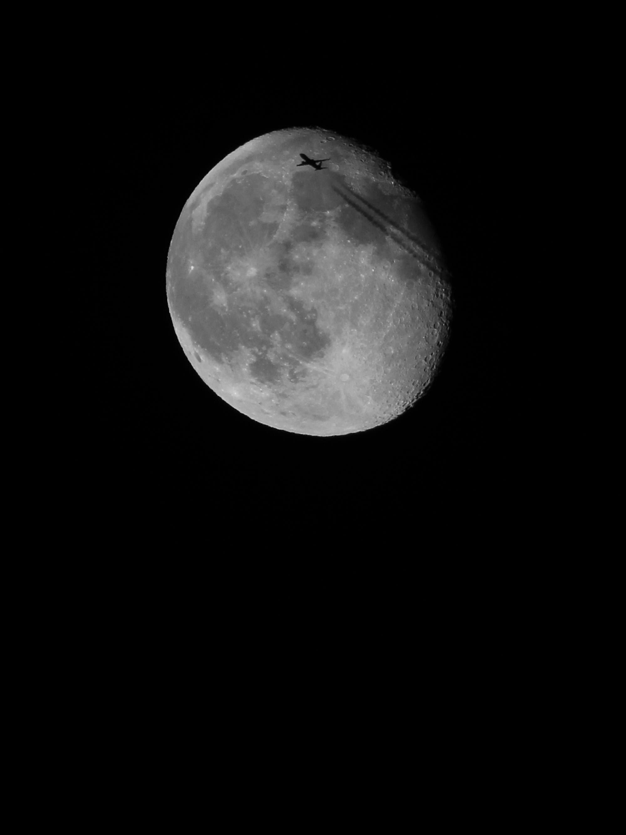 Mond mit Flugzeug