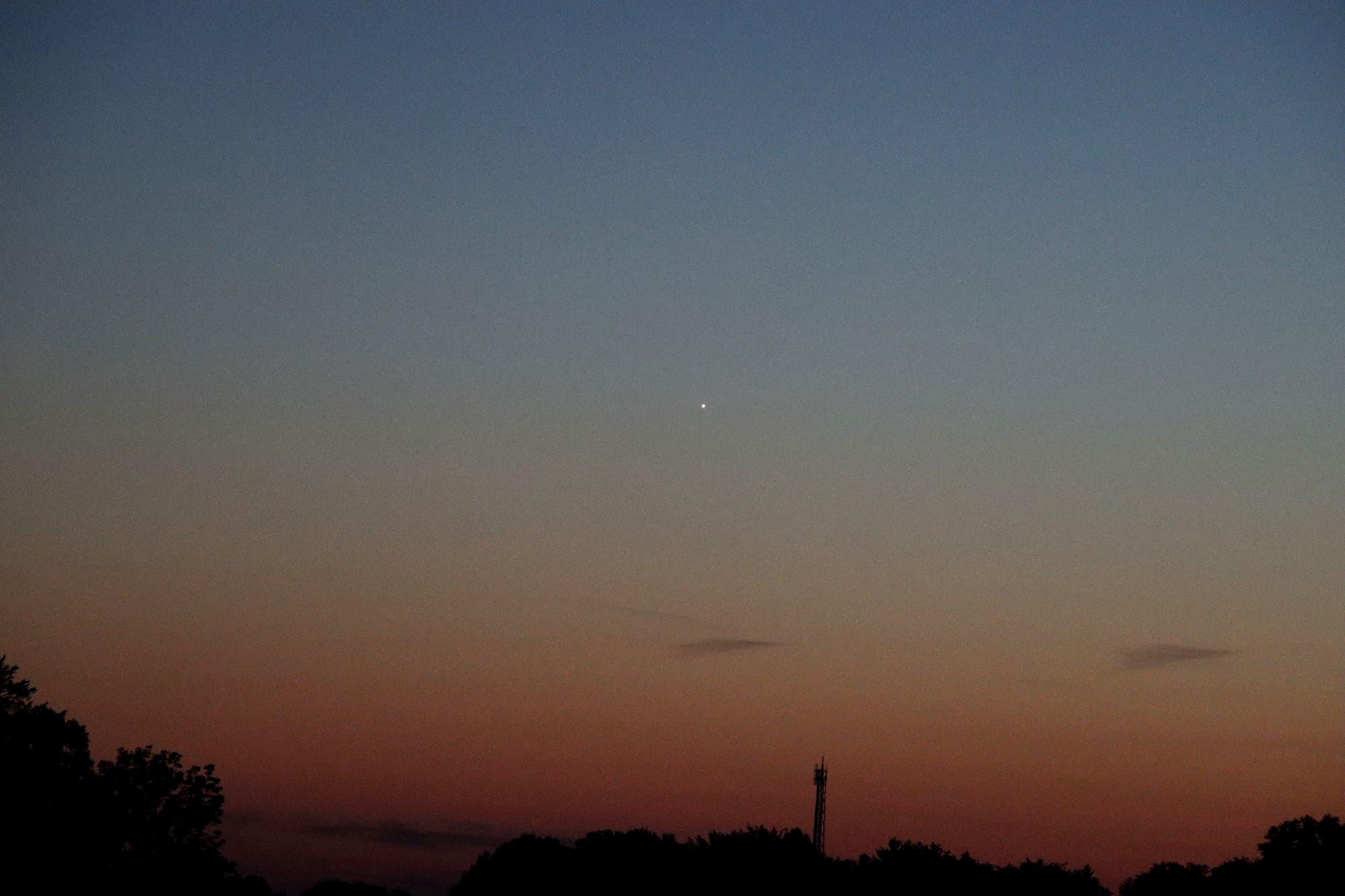 Venus taucht in das Abendrot ein