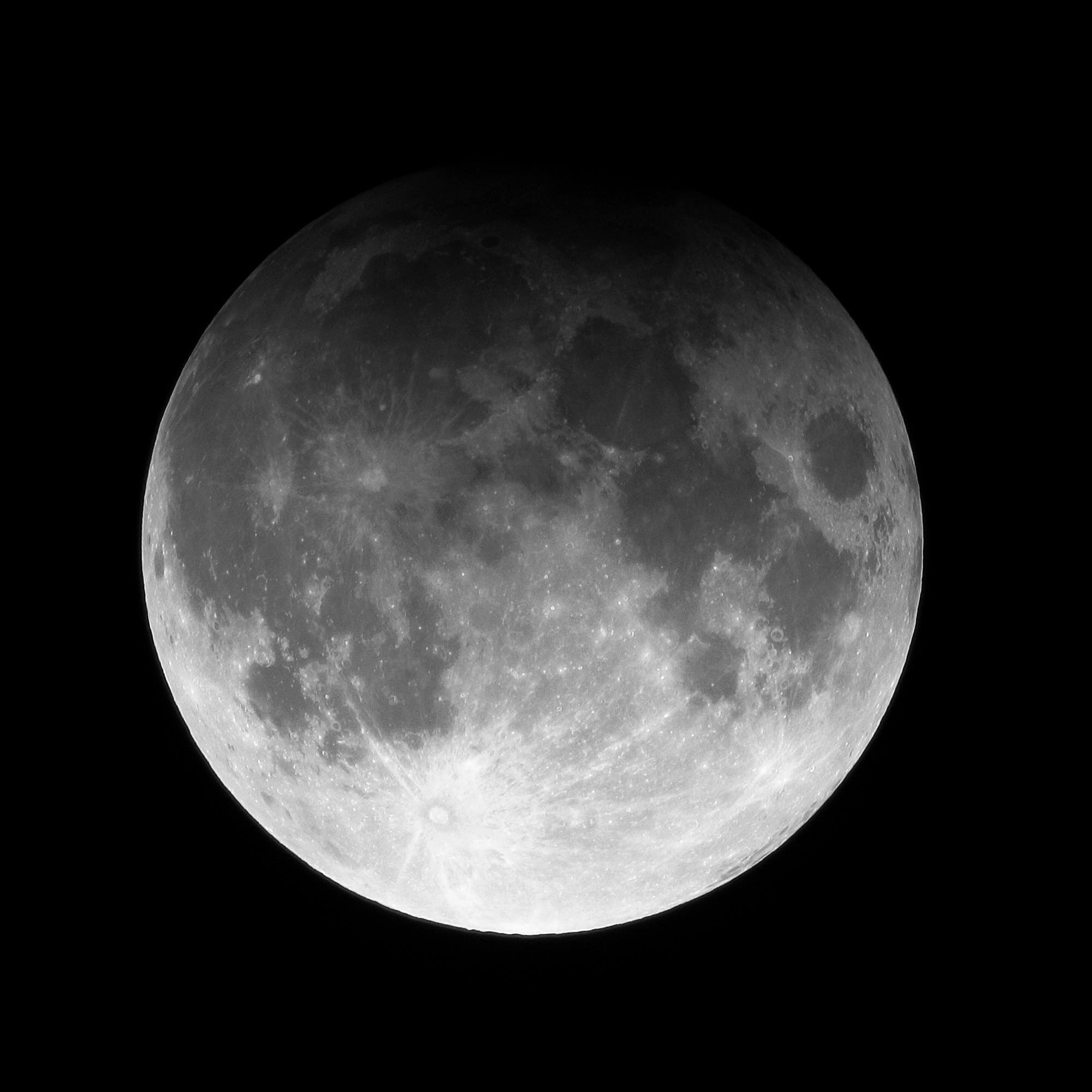 Kurz vor der Mitte der Halbschatten-Mondfinsternis
